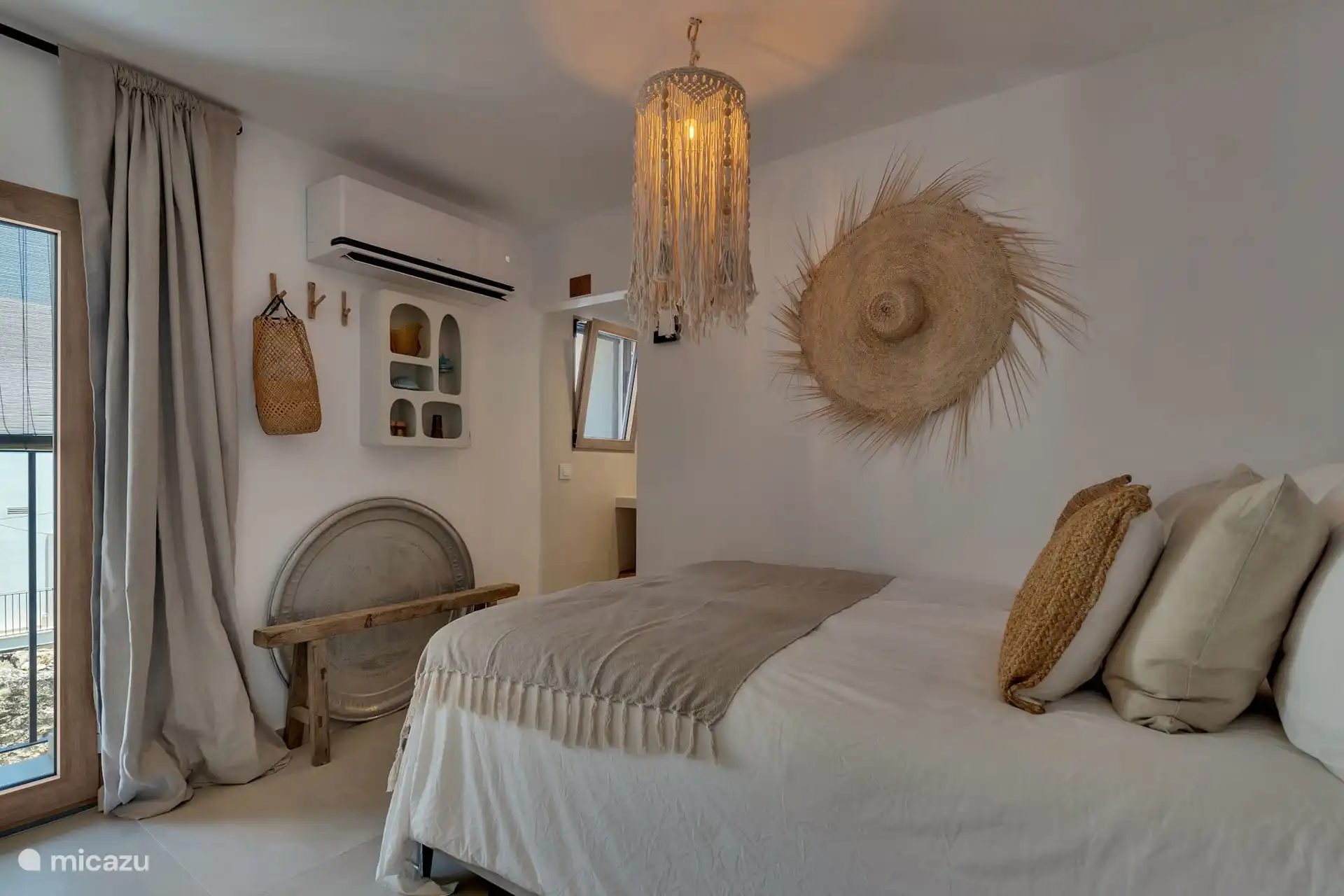 Casa Loreto hat drei Schlafzimmer mit schönen Boxspringbetten.
Alle Zimmer verfügen über Fußbodenheizung, Klimaanlage, eigenes Badezimmer mit Dusche, Toilette, Waschbecken und Föhn.

Das ist Schlafzimmer 3 mit einem Bett von 140x200 cm.