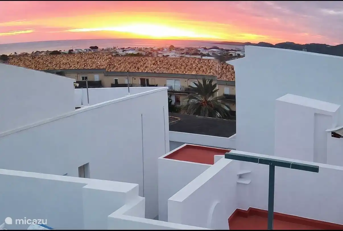 Terrasse sur le toit, Casa Loreto, lever de soleil.
Terrasse sur le toit avec vue sur la mer. Avec cuisine extérieure, douche, salle à manger, chaises longues, parasols.
Un tableau vivant, à chaque instant de la journée