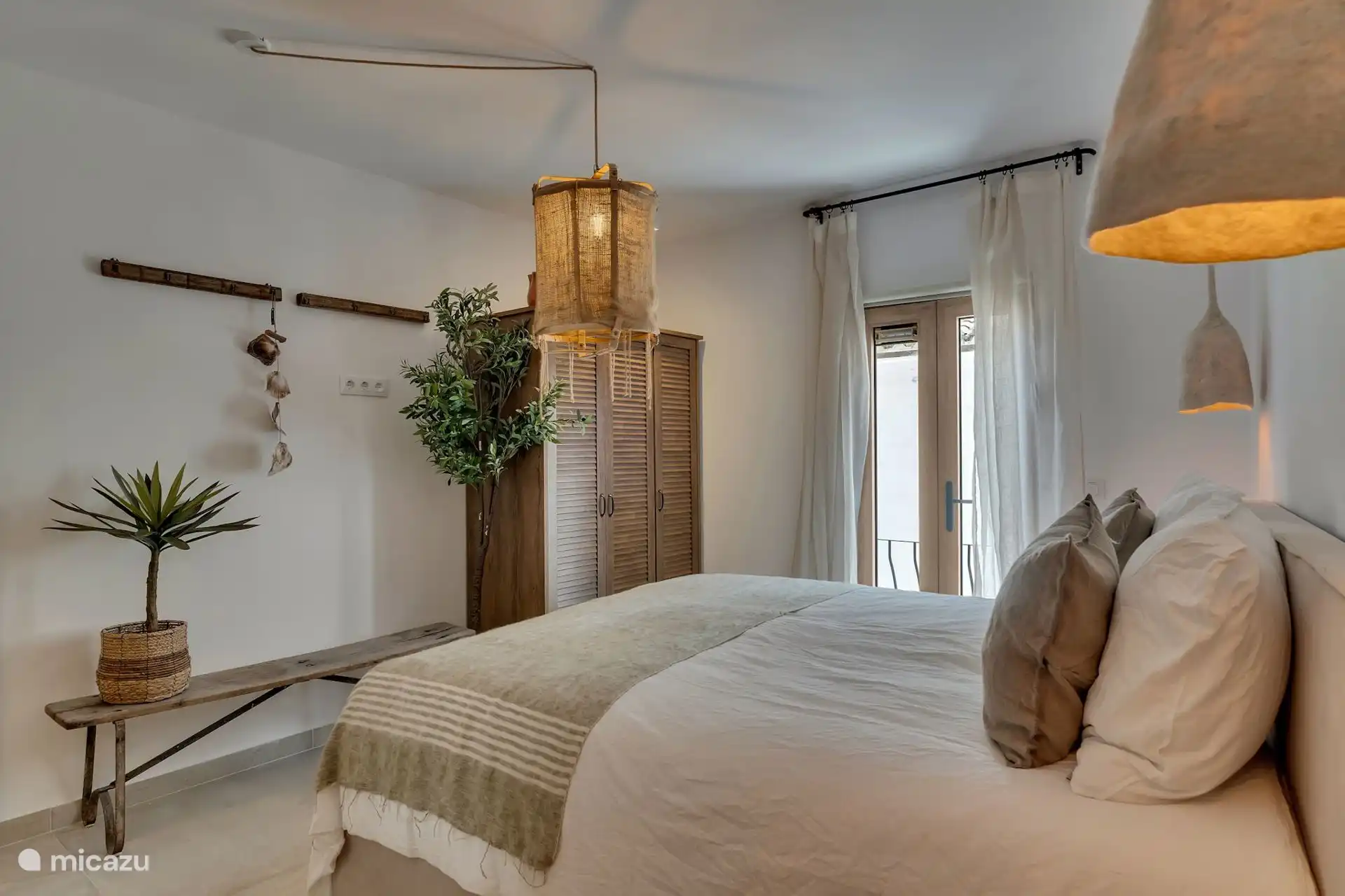 Casa Loreto hat drei Schlafzimmer mit schönen Boxspringbetten.
Alle Zimmer verfügen über Fußbodenheizung, Klimaanlage, eigenes Badezimmer mit Dusche, Toilette, Waschbecken und Föhn.

Das ist Schlafzimmer 2 mit einem Bett von 180x200 cm.