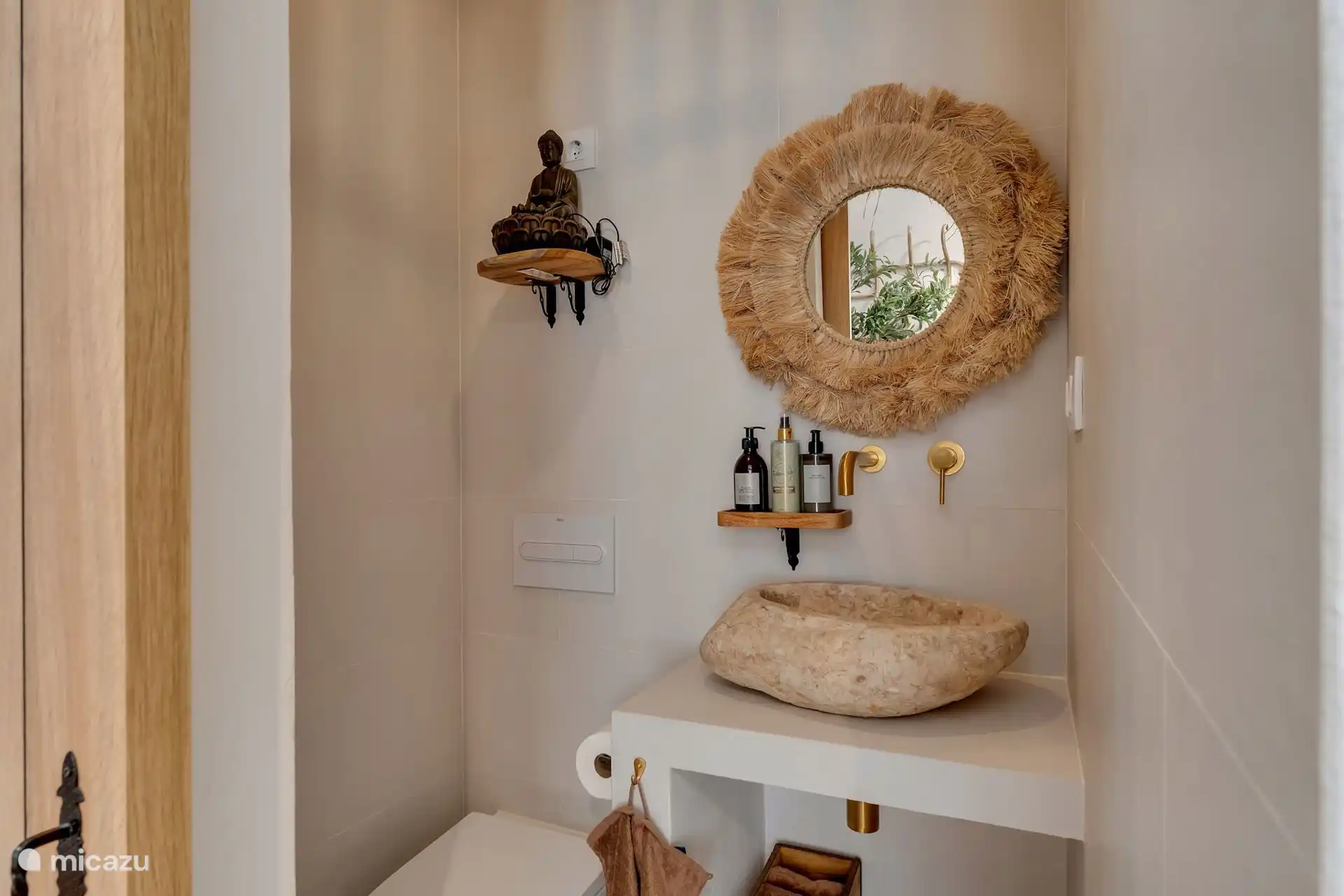 Casa Loreto verfügt im Erdgeschoss über eine separate Toilette mit einem schönen indonesischen Waschbecken