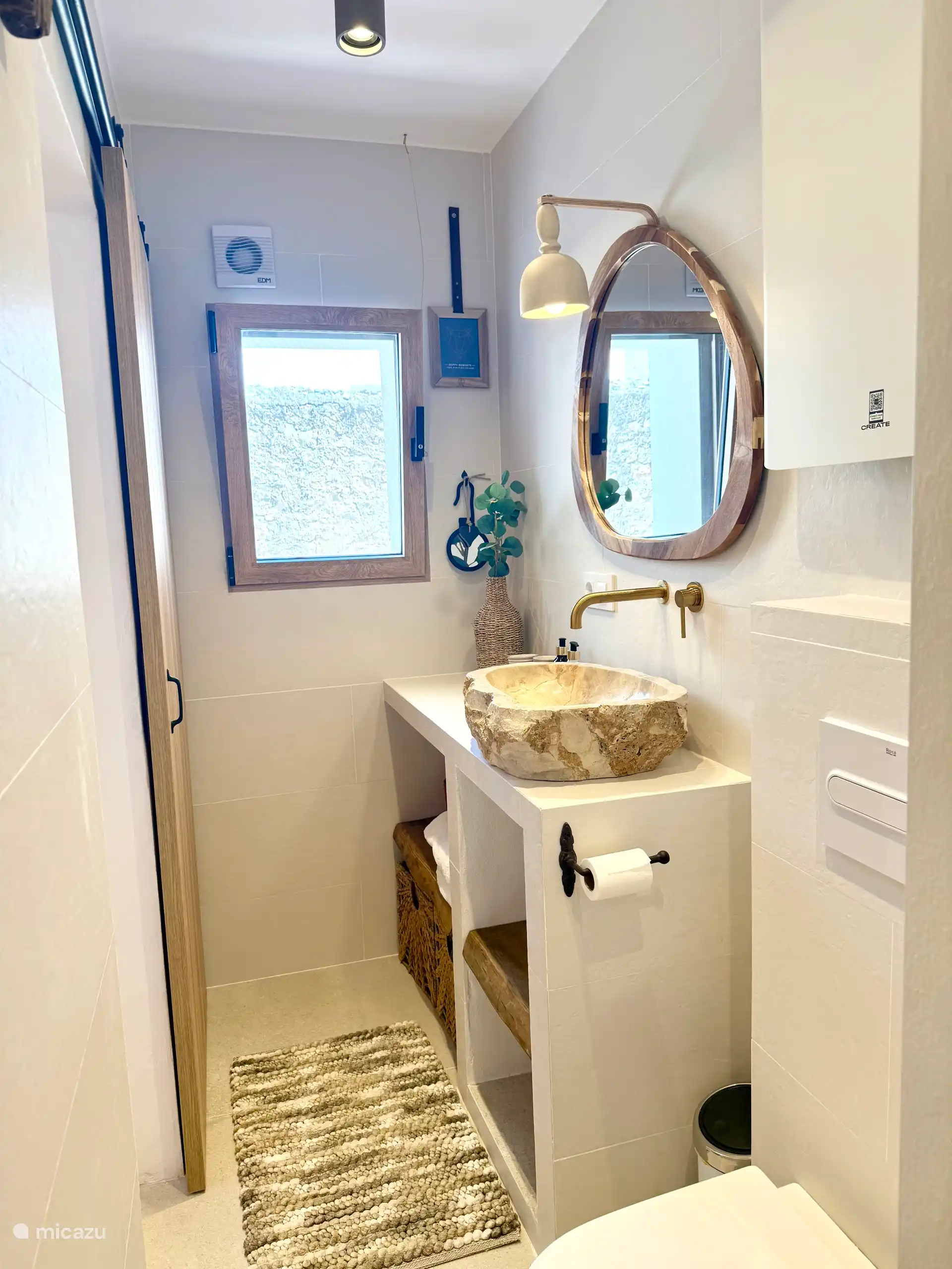 Casa Loreto dispose d’une toilette au rez-de-chaussée et d’un total de 3 salles de bain attenantes avec douche, toilettes, meuble et sèche-cheveux.

Notre mobilier de salle de bain possède de magnifiques lavabos organiques venus d’Indonésie