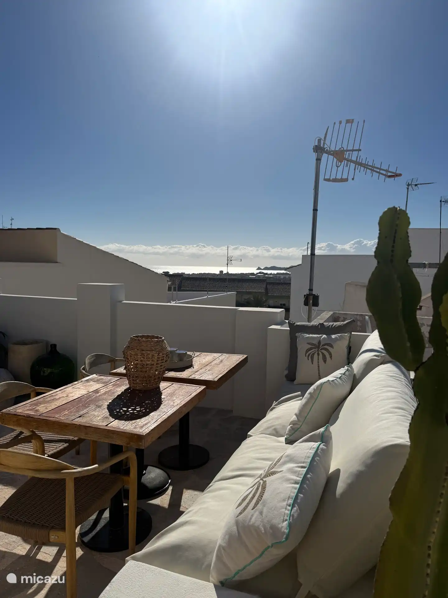Terrasse sur le toit Casa Loreto, avec vue sur la mer. Avec cuisine extérieure, douche, salle à manger, chaises longues, parasols.