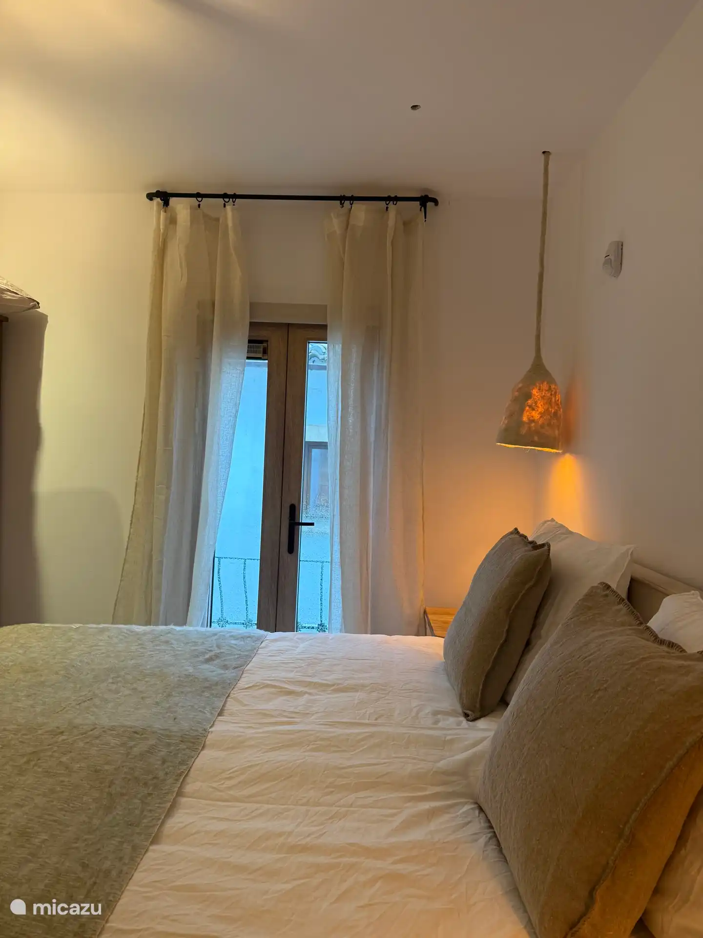 Casa Loreto a 3 chambres avec de jolis lits à sommier. Toutes les chambres sont équipées de chauffage par le sol, climatisation, salle de bain attenante avec douche, toilettes, meuble et sèche-cheveux

Voici la chambre 2, avec un lit de 180x200cm.