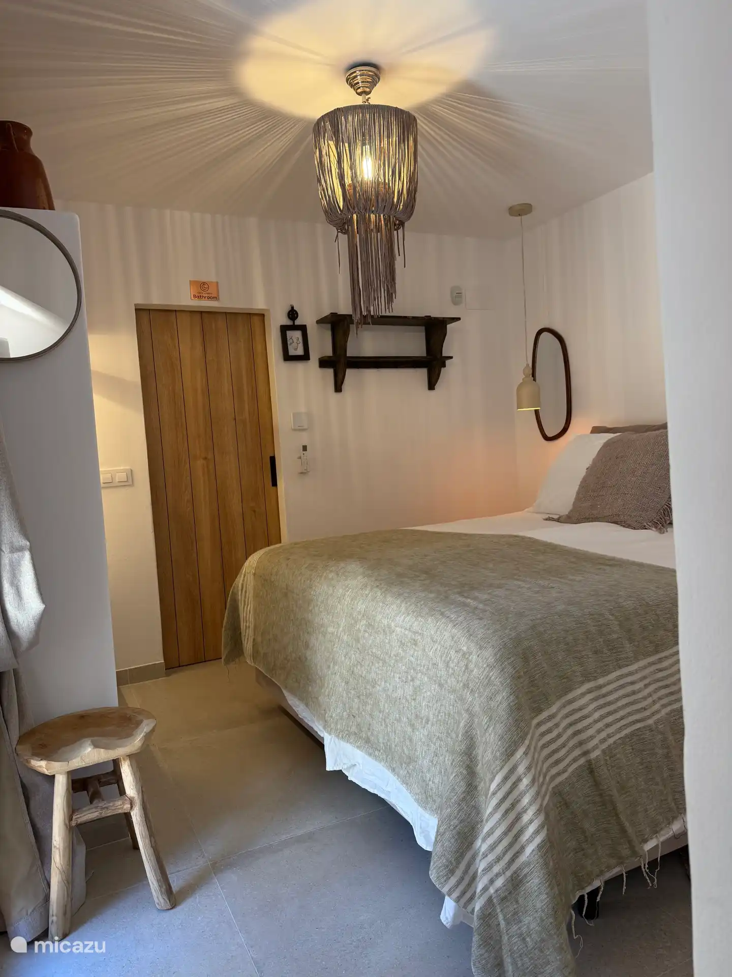 Casa Loreto a 3 chambres avec de jolis lits à sommier. Toutes les chambres sont équipées de chauffage par le sol, climatisation, salle de bain attenante avec douche, toilettes, meuble et sèche-cheveux
Voici la chambre 1, avec un lit de 180x200cm.