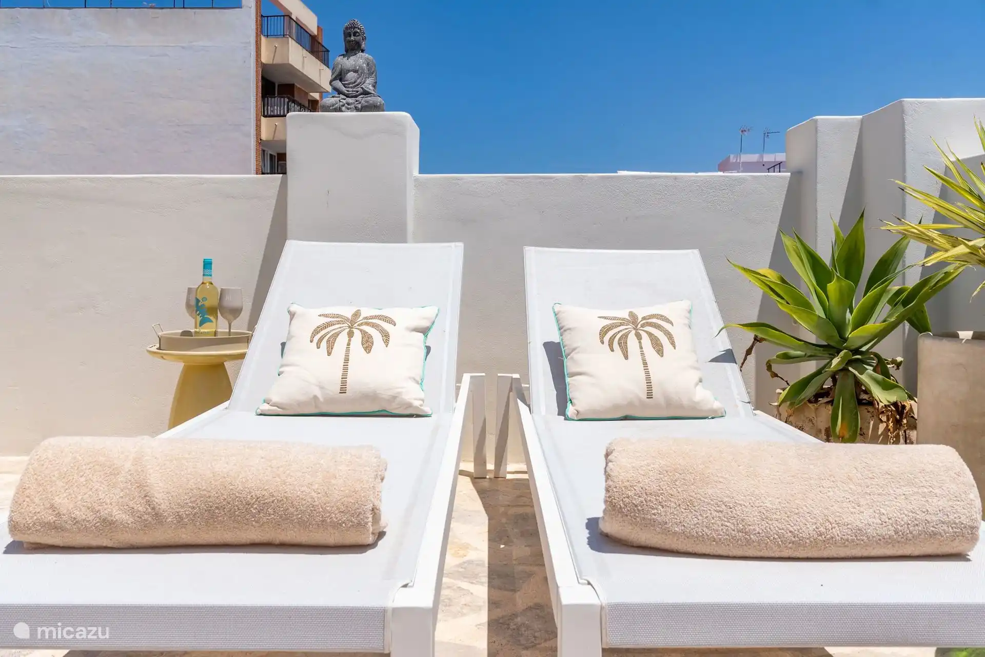 Dachterrasse Casa Loreto mit Meerblick. Mit Außenküche, Dusche, Essbereich, Sonnenliege und Sonnenschirmen.