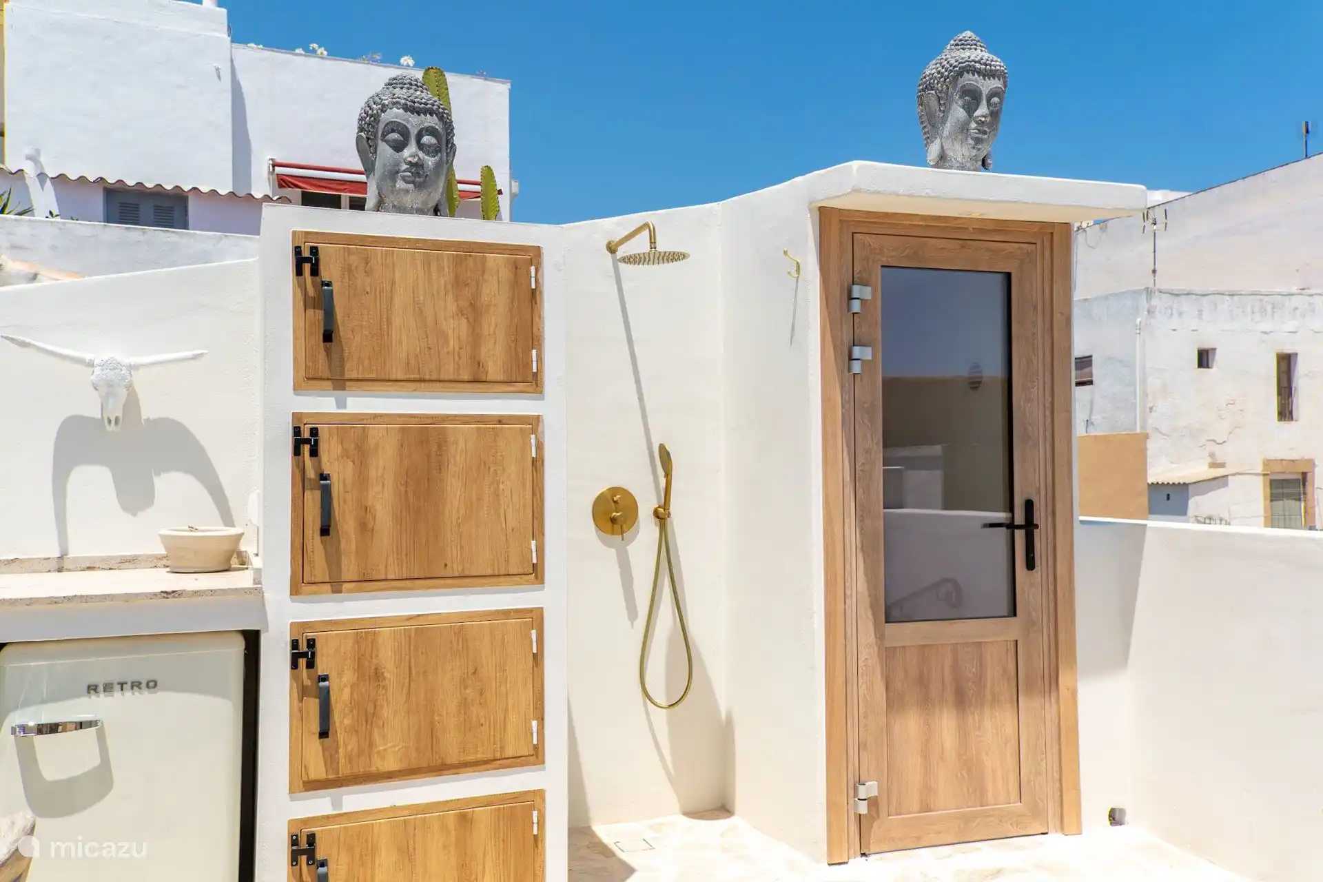 Dachterrasse Casa Loreto mit Meerblick. Mit Außenküche, Dusche, Essbereich, Sonnenliege und Sonnenschirmen.