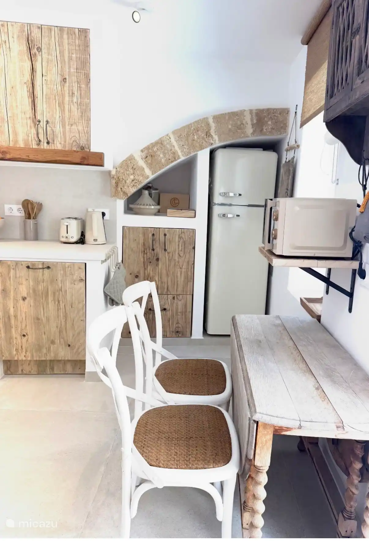 Casa Loreto possède une magnifique cuisine de style Ibincesca.
La cuisine est entièrement équipée d’une plaque à induction, d’un four, d’un micro-ondes, d’un café et d’un thé, d’un réfrigérateur, d’un coin salon.