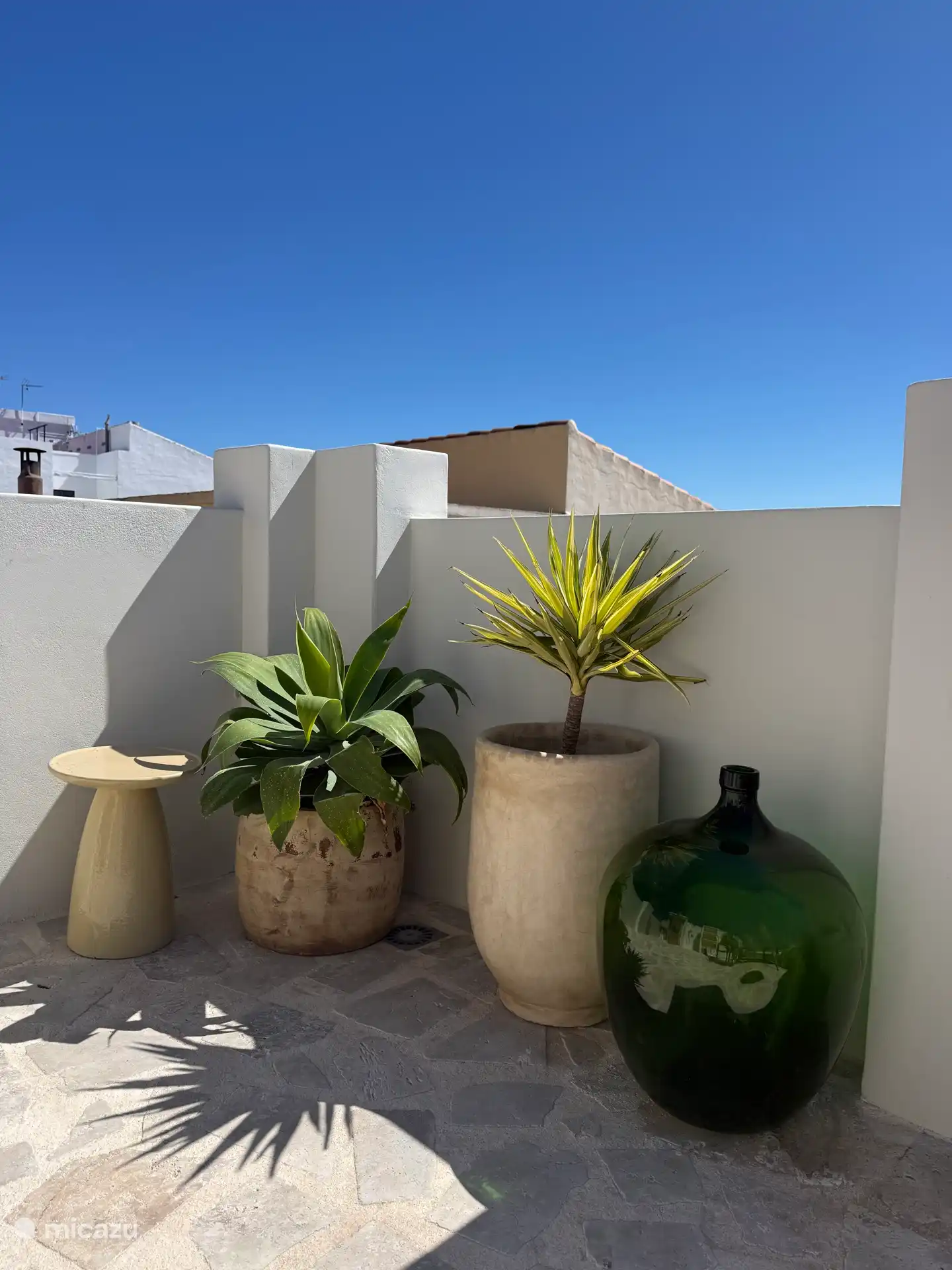 Terrasse sur le toit Casa Loreto, avec vue sur la mer. Avec cuisine extérieure, douche, salle à manger, chaises longues, parasols.