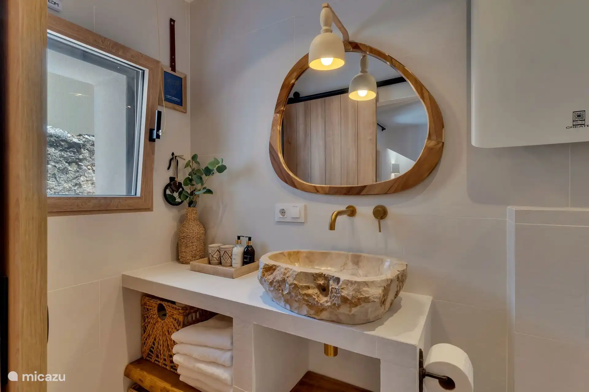Casa Loreto verfügt über 1 Toilette im Erdgeschoss und insgesamt 3 ensuite-Badezimmer mit Dusche, Toilette, Waschbecken und Föhn

Unsere Badezimmermöbel haben wunderschöne Bio-Waschbecken aus Indonesien

Das ist Badezimmer Nr. 1