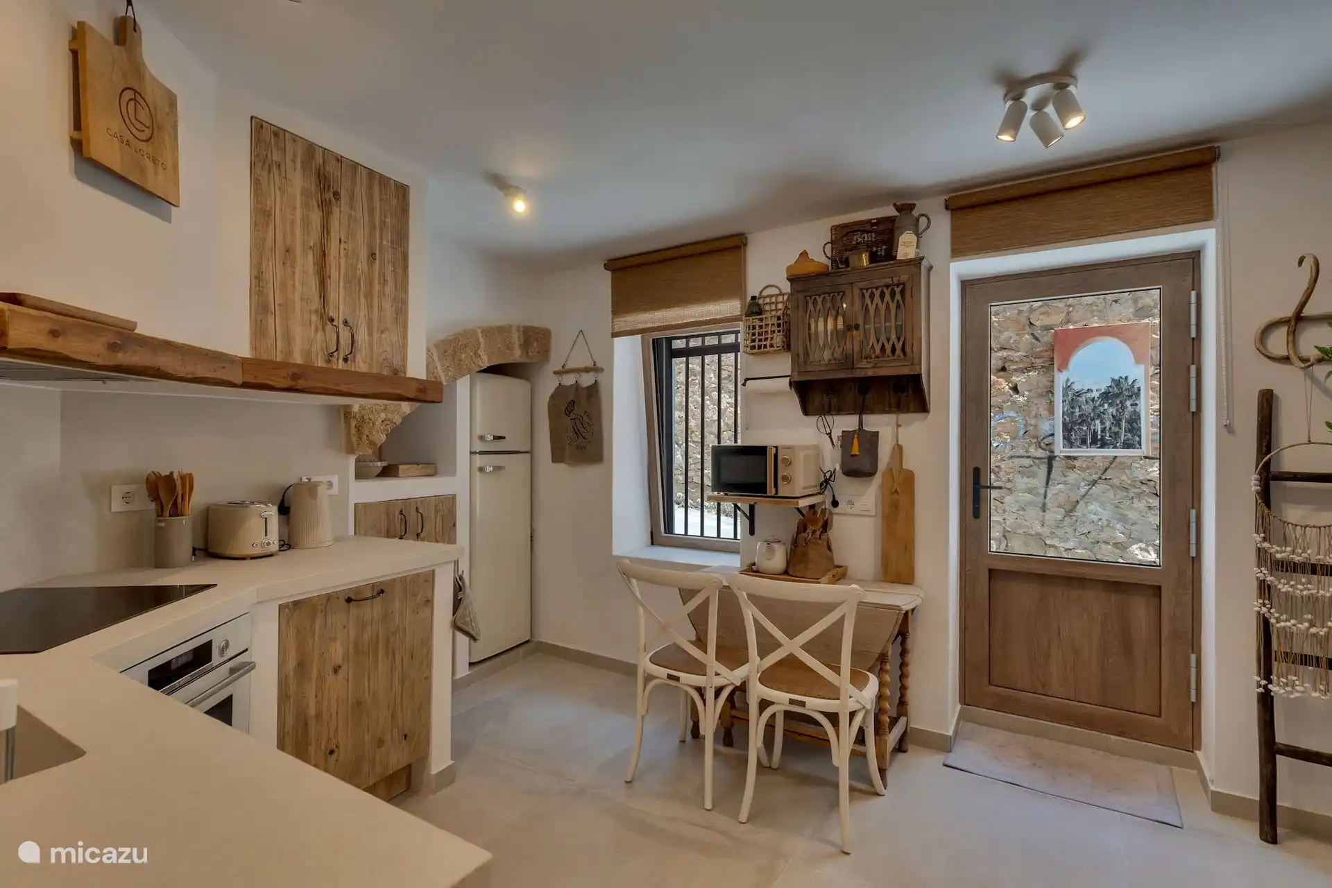 Casa Loreto verfügt über eine wunderschöne Küche im Ibicenca-Stil. Die Küche ist vollständig ausgestattet mit Induktionsplatte, Ofen, Mikrowelle, Kaffee- und Tee-Einrichtungen, Kühlschrank/Gefrierschrank sowie Sitzbereich.