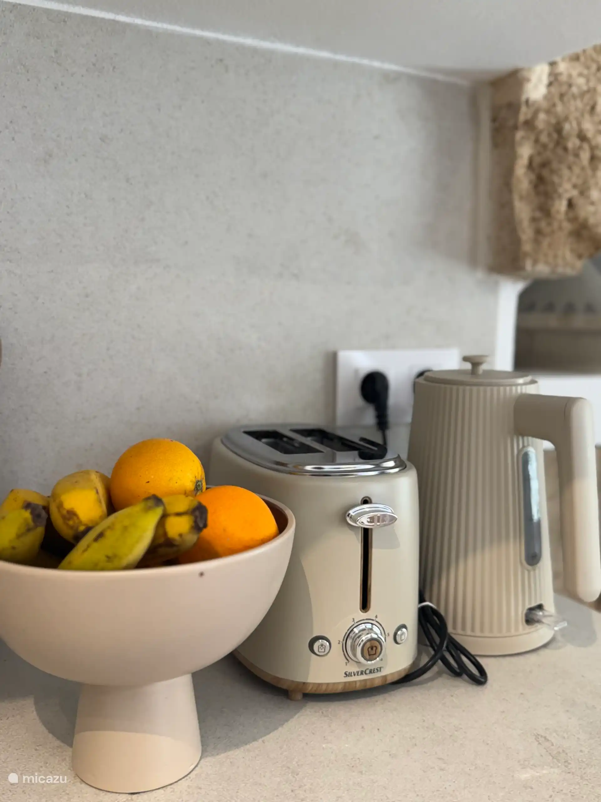 Casa Loreto détaille la cuisine. Notre cuisine est équipée de divers appareils de cuisine modernes et de magnifiques vaisselle.