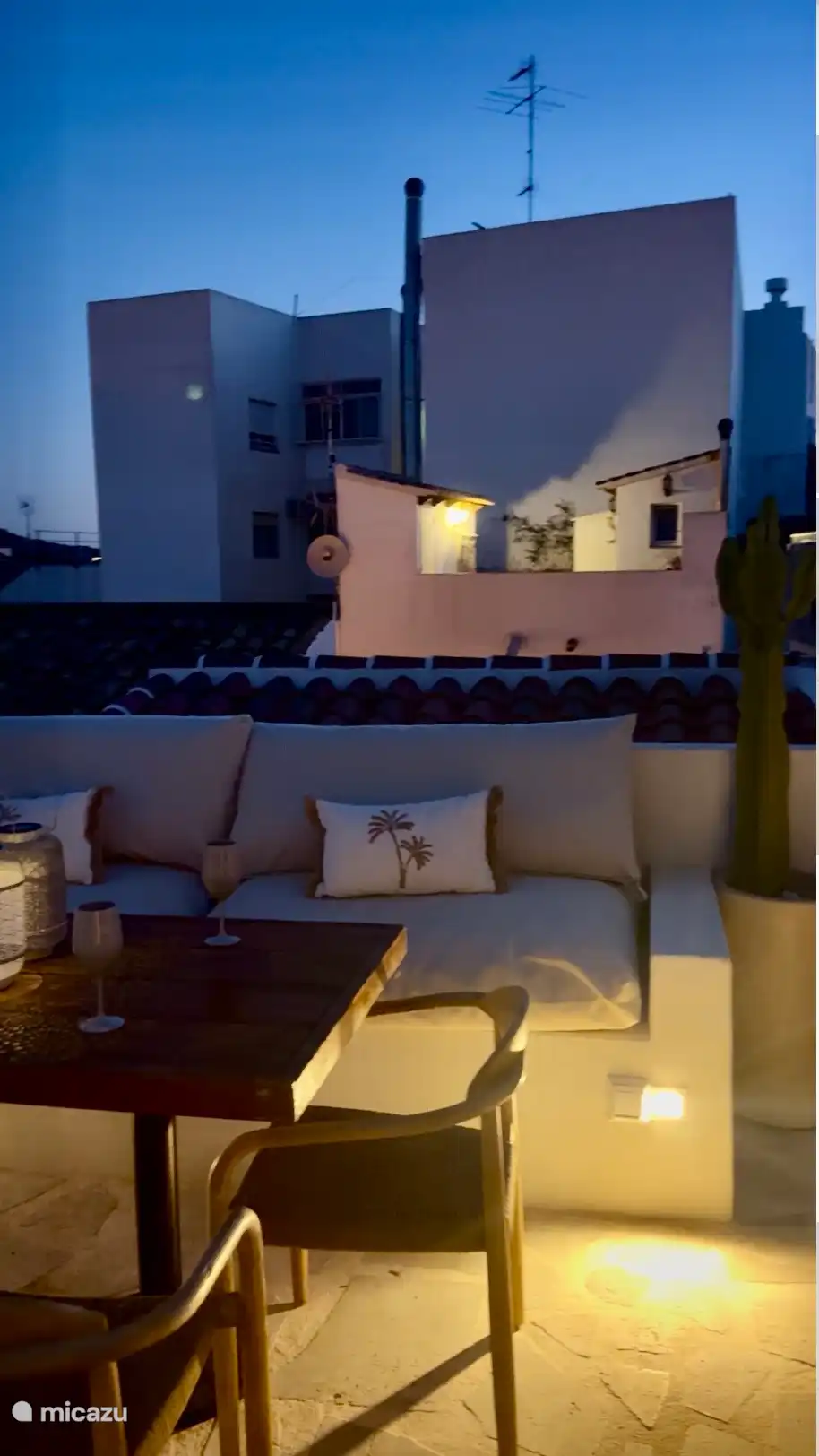 Terrasse sur le toit, Casa Loreto, la nuit.
Terrasse sur le toit avec vue sur la mer. Avec cuisine extérieure, douche, salle à manger, chaises longues, parasols.