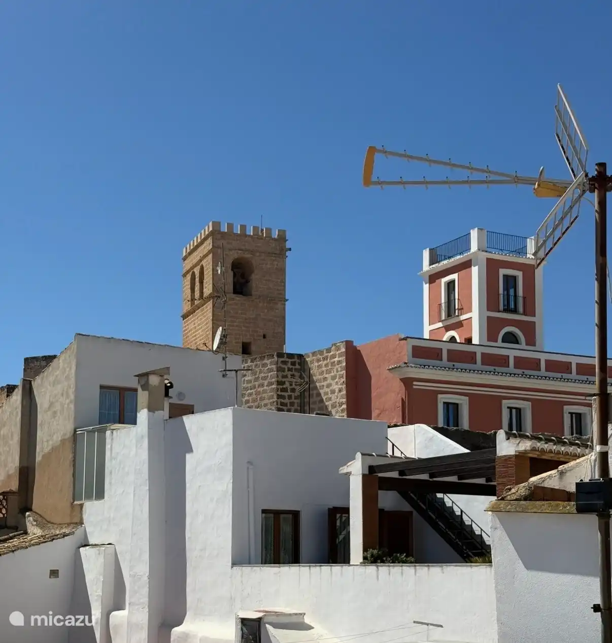 Depuis la terrasse sur le toit, une vue sur la tour de l’église médiévale San Bartolome