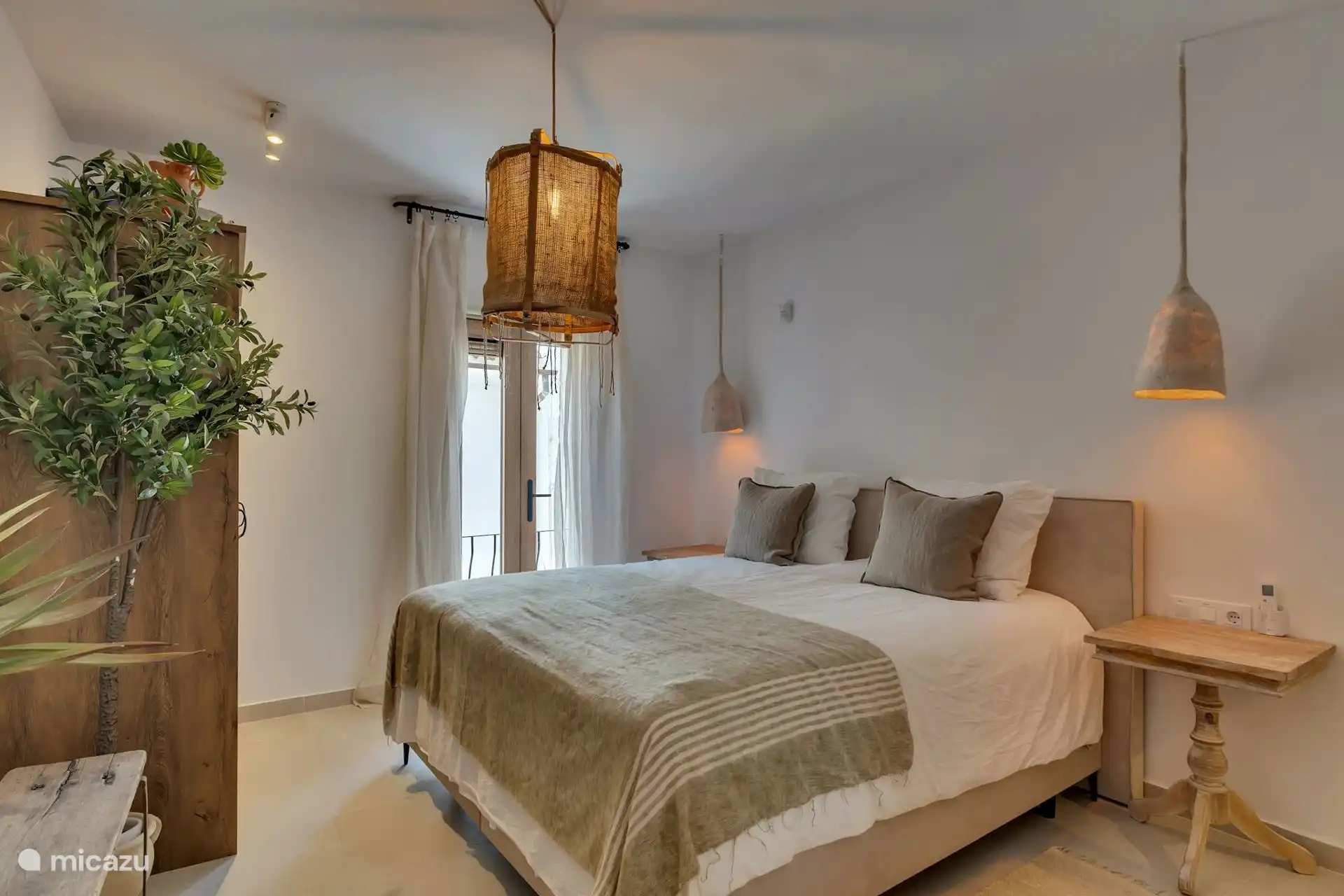 Casa Loreto hat drei Schlafzimmer mit schönen Boxspringbetten.
Alle Zimmer verfügen über Fußbodenheizung, Klimaanlage, eigenes Badezimmer mit Dusche, Toilette, Waschbecken und Föhn.

Das ist Schlafzimmer 2 mit einem Bett von 180x200 cm.
