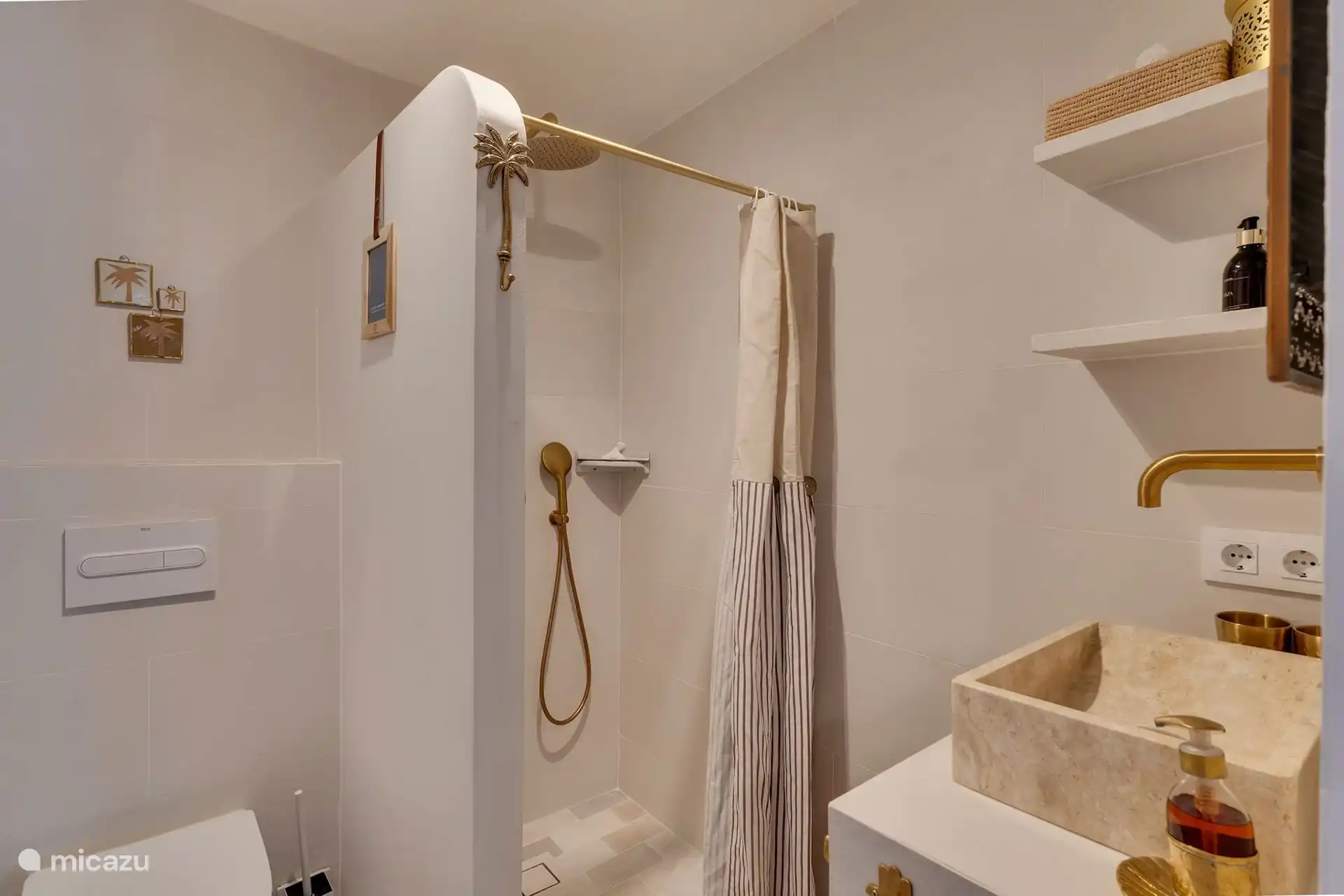 Casa Loreto verfügt über 1 Toilette im Erdgeschoss und insgesamt 3 ensuite-Badezimmer mit Dusche, Toilette, Waschbecken und Föhn

Unsere Badezimmermöbel haben wunderschöne Waschbecken aus Indonesien

Das ist Badezimmer Nr. 2