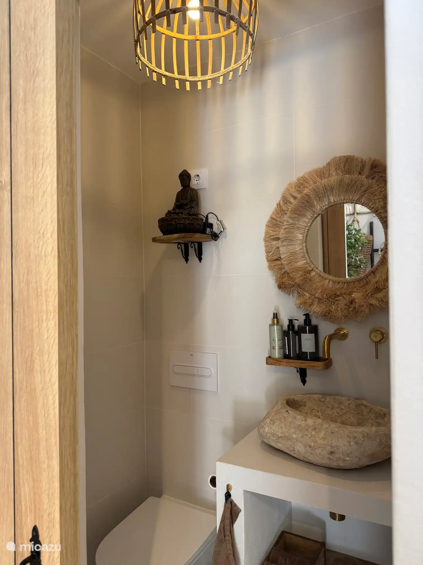 La Casa Loreto dispose d’une toilette séparée au rez-de-chaussée avec un magnifique lavabo venu d’Indonésie