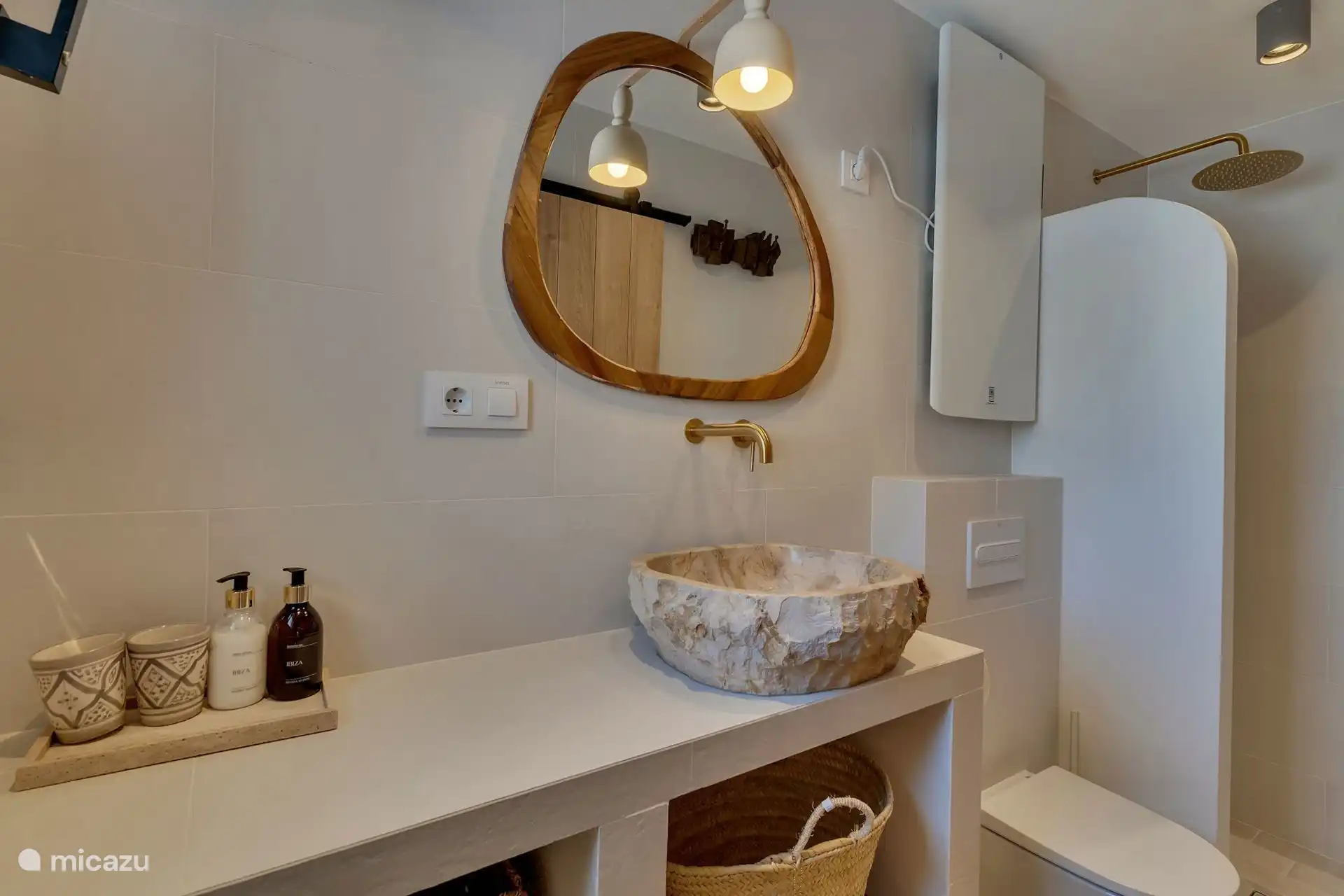 Casa Loreto verfügt über 1 Toilette im Erdgeschoss und insgesamt 3 ensuite-Badezimmer mit Dusche, Toilette, Waschbecken und Föhn

Unsere Badezimmermöbel haben wunderschöne Bio-Waschbecken aus Indonesien

Das ist Badezimmer Nr. 3