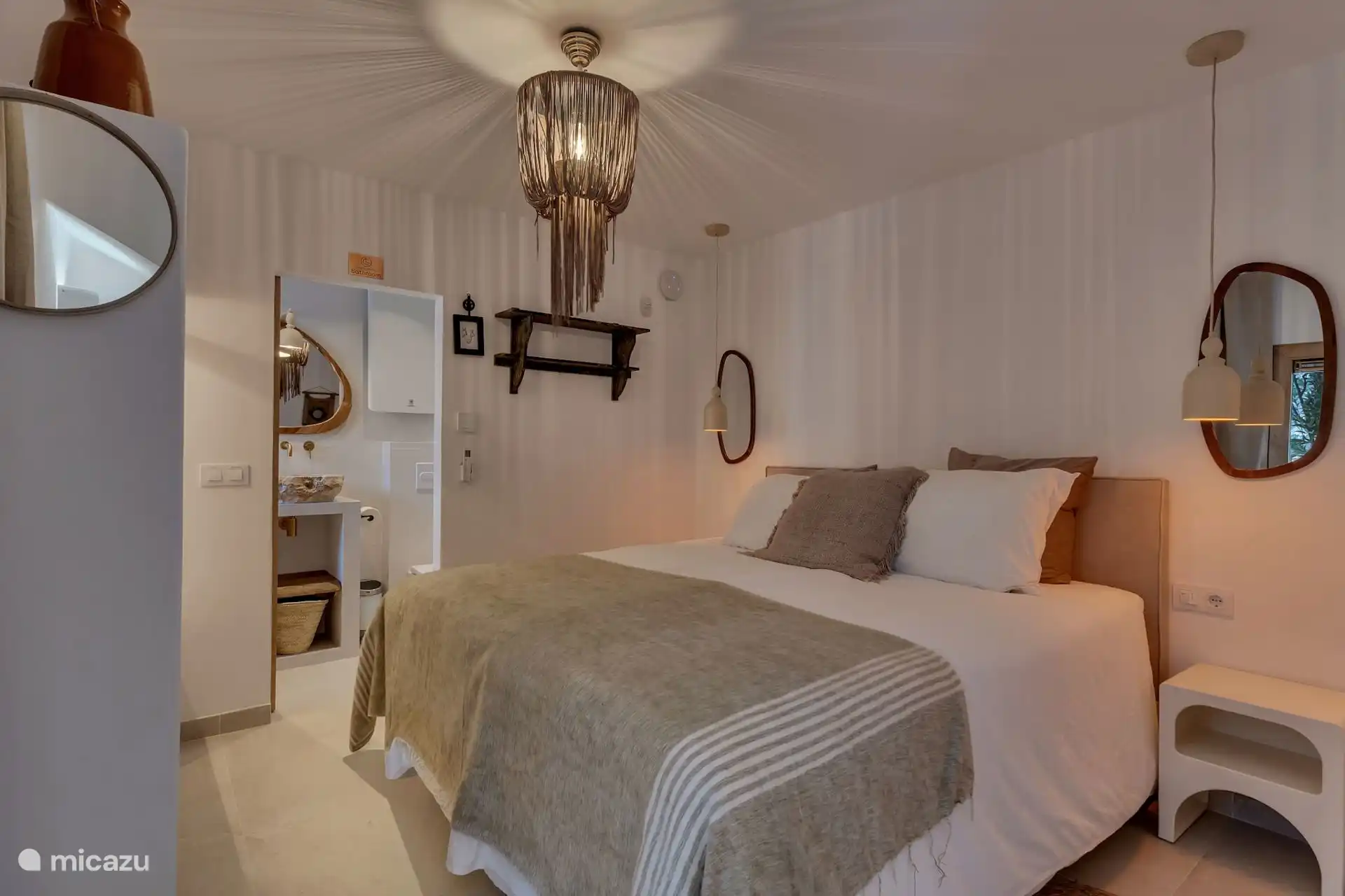 Casa Loreto hat drei Schlafzimmer mit schönen Boxspringbetten.
Alle Zimmer verfügen über Fußbodenheizung, Klimaanlage, eigenes Badezimmer mit Dusche, Toilette, Waschbecken und Föhn.

Das ist Schlafzimmer 1, mit einem Bett 180x200 cm.