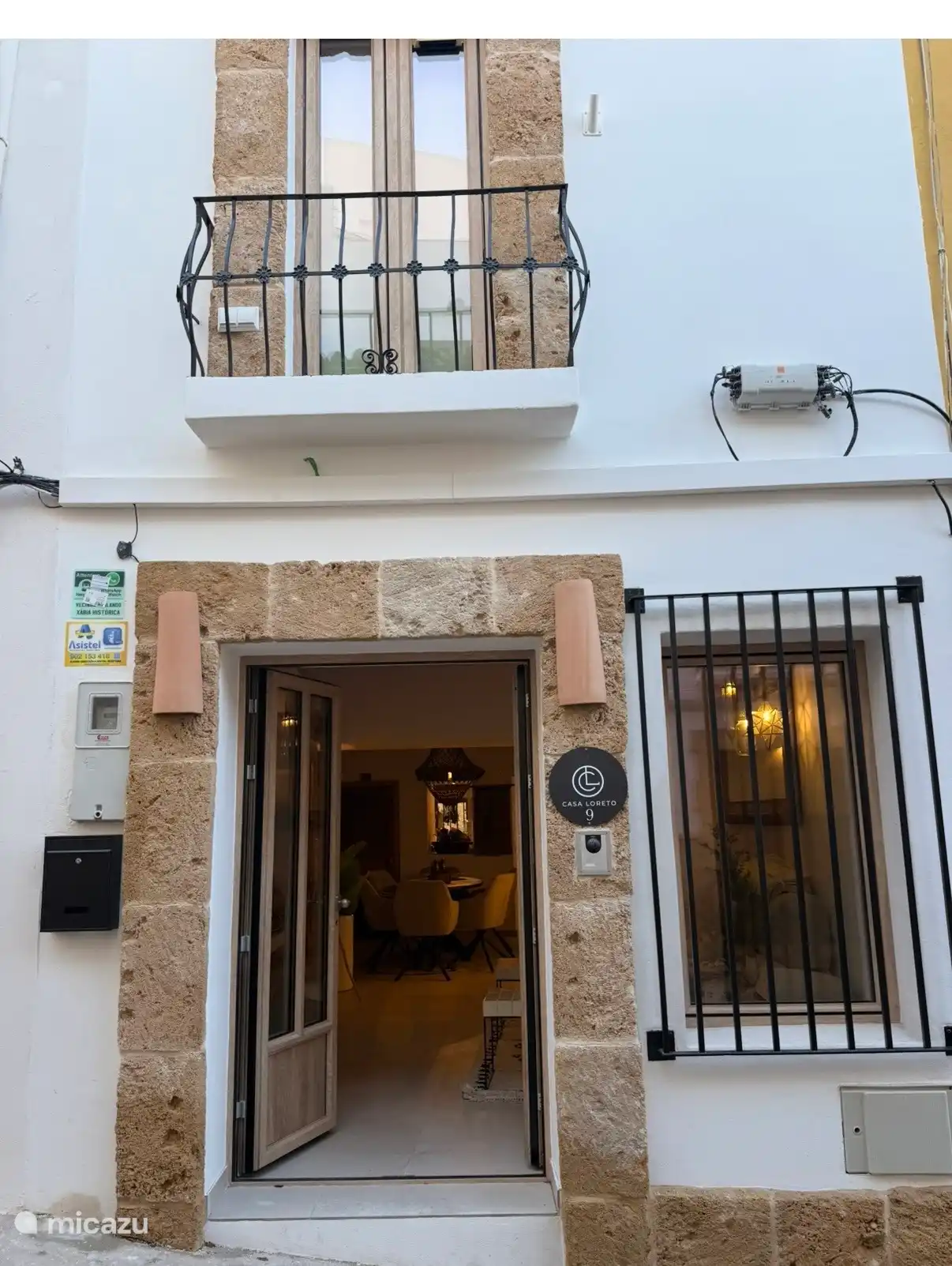La Casa Loreto détaille l’entrée avec une véritable pierre Tosca.
La cheminée et la niche de la cuisine sont également aménagées avec cette pierre de Tosca qui a été conservée lors de la rénovation. Nous l’avons fait découper et réutiliser.