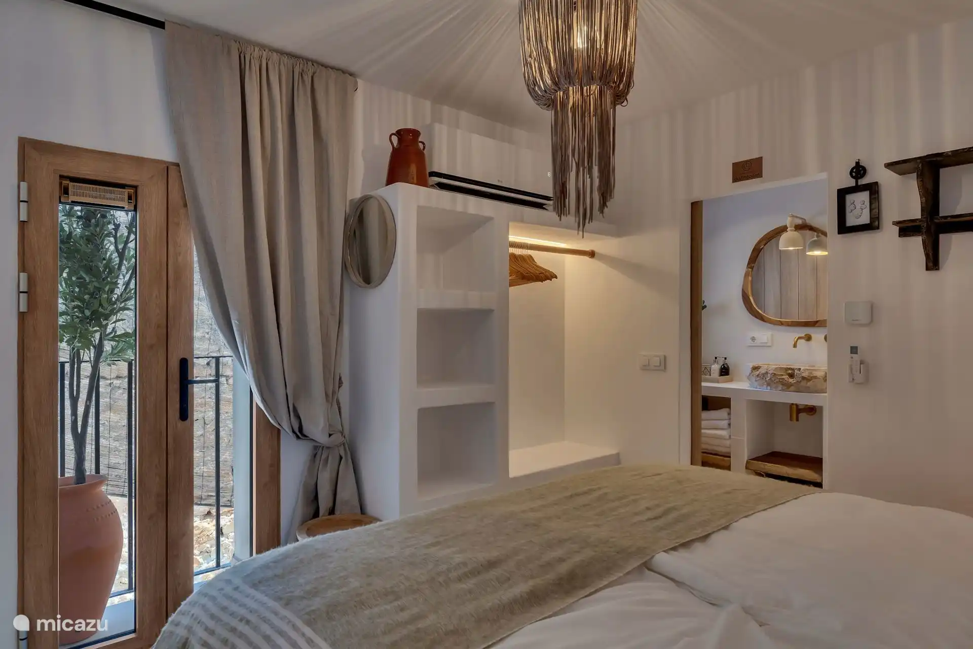 Casa Loreto hat drei Schlafzimmer mit schönen Boxspringbetten.
Alle Zimmer verfügen über Fußbodenheizung, Klimaanlage, eigenes Badezimmer mit Dusche, Toilette, Waschbecken und Föhn.

Das ist Schlafzimmer 1, mit einem Bett 180x200 cm.