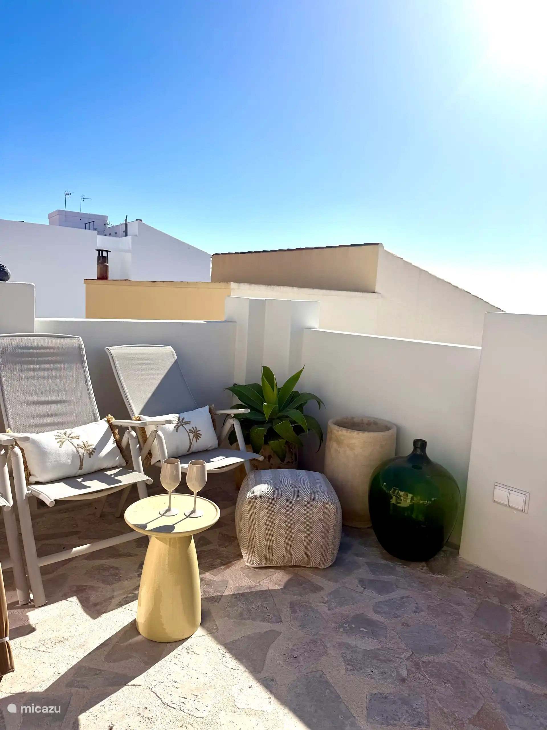 Terrasse sur le toit Casa Loreto, avec vue sur la mer. Avec cuisine extérieure, douche, salle à manger, chaises longues, parasols.