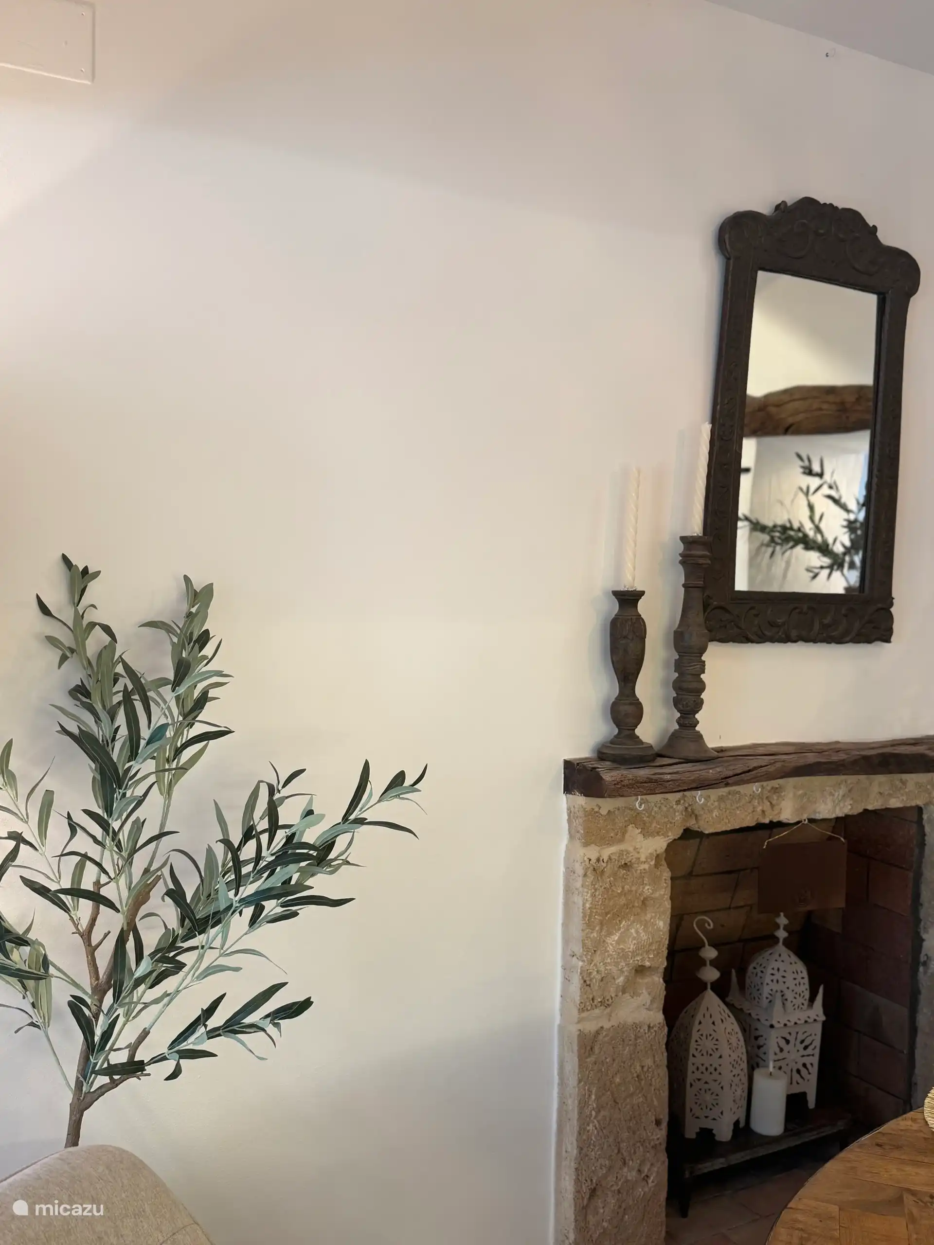 La Casa Loreto décore une cheminée.
La cheminée est aménagée avec de la pierre Tosca authentique et le vieux bois qui a émergé lors des travaux de démolition.
Nous avons intégré les deux dans notre casa