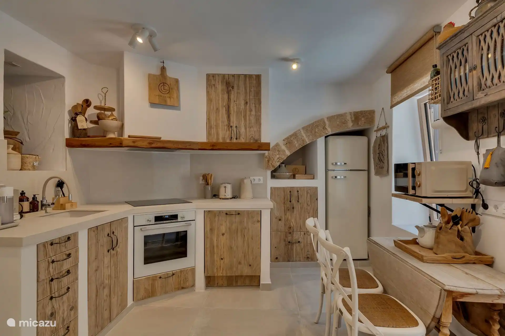 Casa Loreto verfügt über eine wunderschöne Küche im Ibicenca-Stil.
Die Küche ist vollständig ausgestattet mit Induktionsplatte, Ofen, Mikrowelle, Kaffee- und Tee-Einrichtungen, Kühlschrank/Gefrierschrank sowie Sitzbereich.