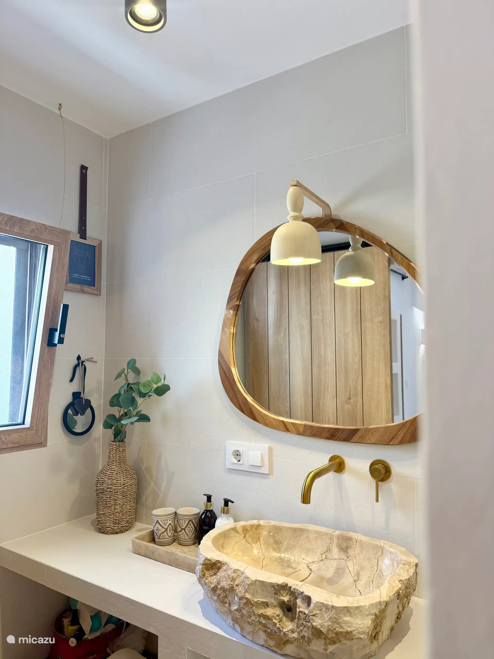 Casa Loreto dispose d’une toilette au rez-de-chaussée et d’un total de 3 salles de bain attenantes avec douche, toilettes, meuble et sèche-cheveux.

Notre mobilier de salle de bain possède de magnifiques lavabos organiques venus d’Indonésie