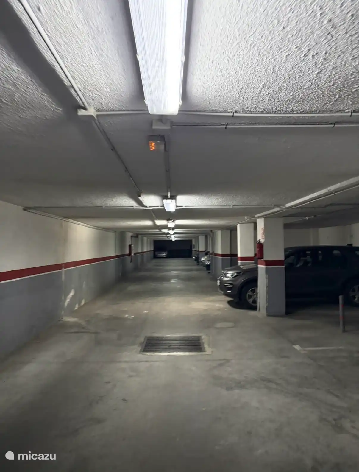 Stationnement : Les visiteurs peuvent utiliser un parking privé (situé à 130 m, adapté à 1 voiture moyenne). Le parking de rue est gratuit et couvert dans la zone avec un tarif bas