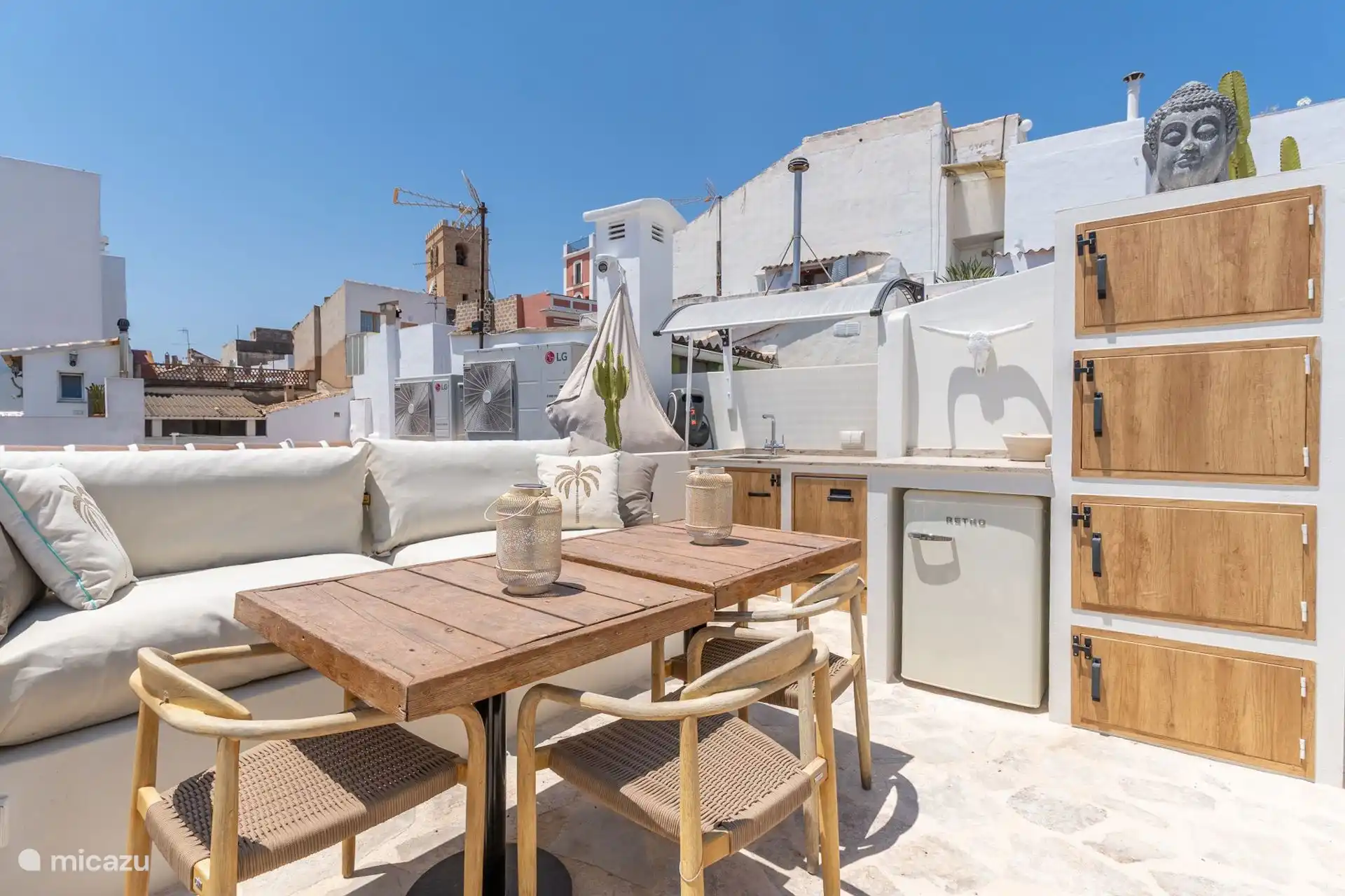 Dachterrasse Casa Loreto mit Meerblick. Mit Außenküche, Dusche, Essbereich, Sonnenliege und Sonnenschirmen.