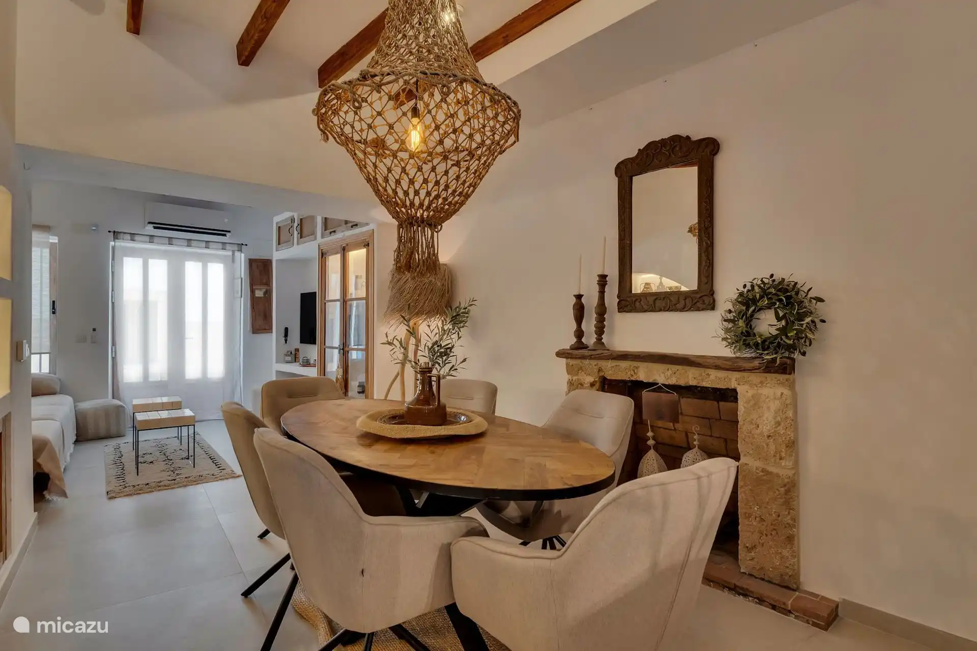 Casa Loreto verfügt über einen dekorativen Kamin.
Der Kamin ist mit authentischem Tosca-Stein und dem alten Holz versehen, das während der Abrissarbeiten entstanden ist.
Wir haben beides in unser Casa integriert