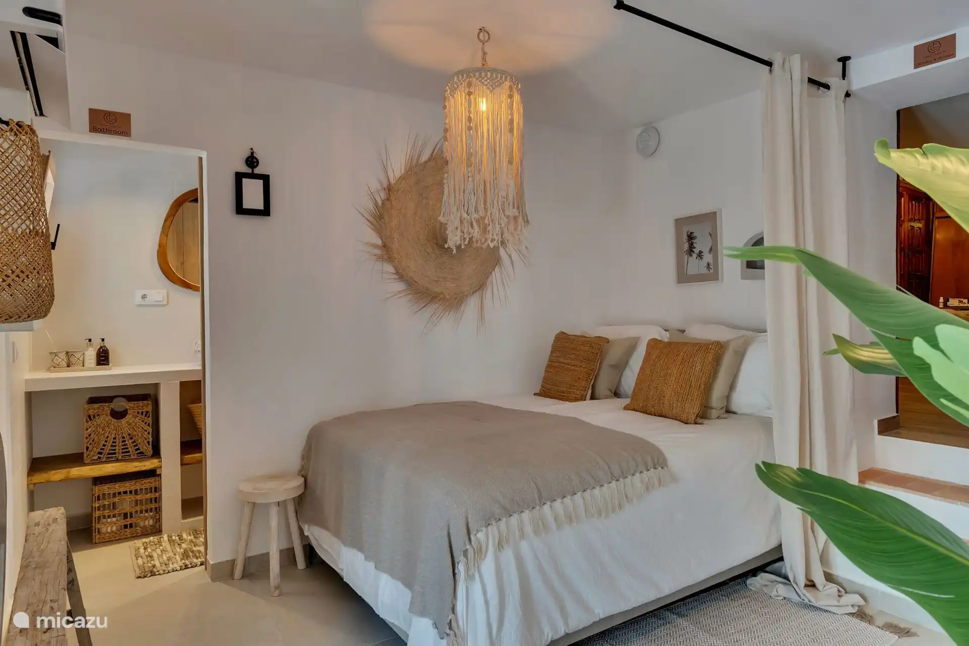 Casa Loreto hat drei Schlafzimmer mit schönen Boxspringbetten.
Alle Zimmer verfügen über Fußbodenheizung, Klimaanlage, eigenes Badezimmer mit Dusche, Toilette, Waschbecken und Föhn.

Das ist Schlafzimmer 3 mit einem Bett von 140x200 cm.
