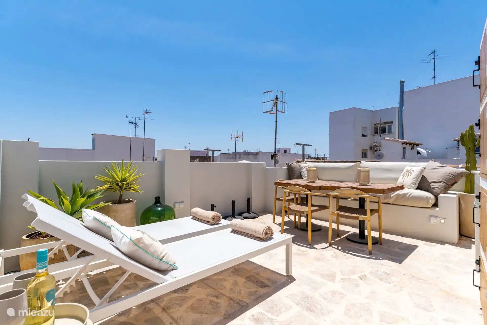 Dachterrasse Casa Loreto mit Meerblick. Mit Außenküche, Dusche, Essbereich, Sonnenliege und Sonnenschirmen.
