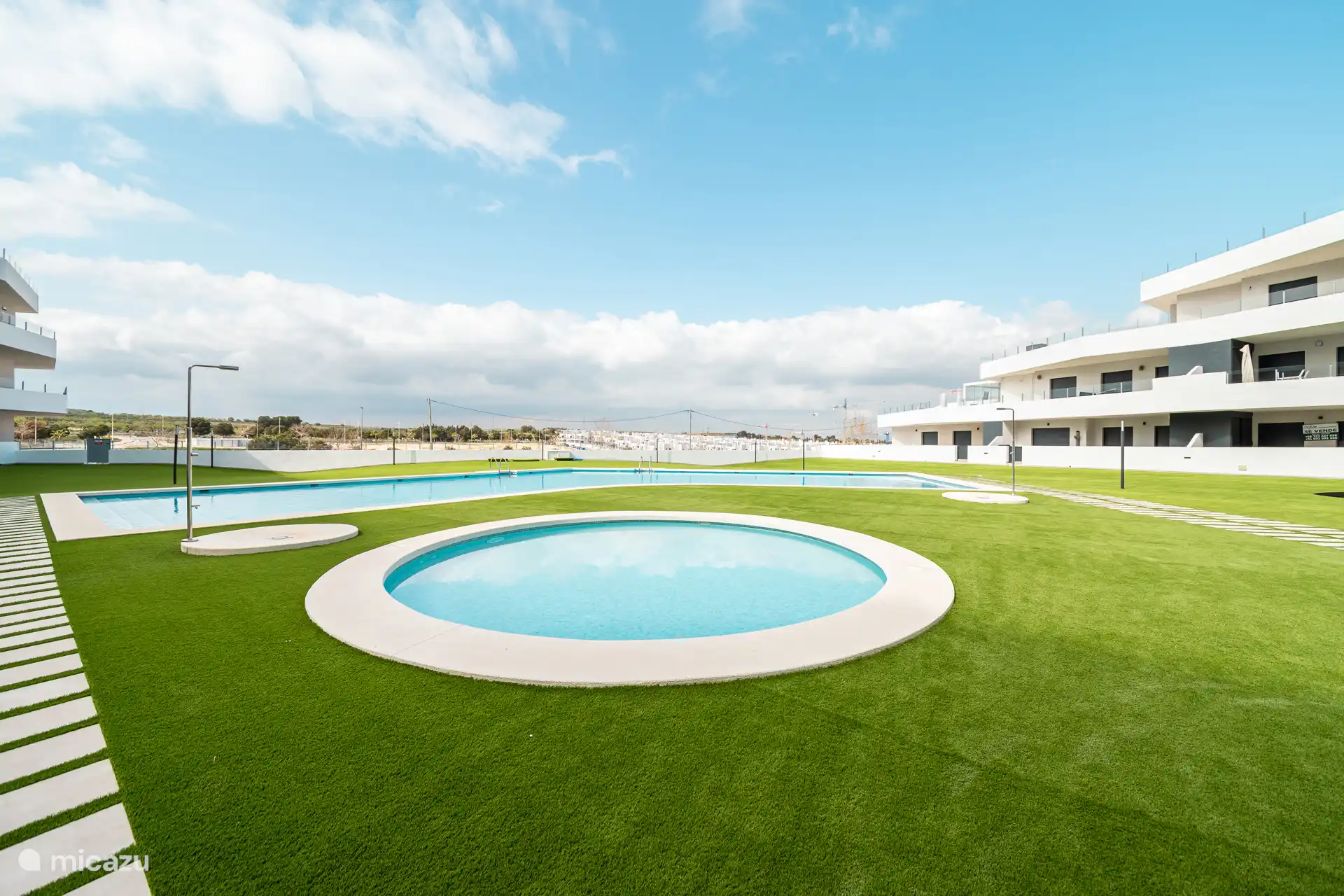 Pequeña piscina infantil hecha de la piscina principal,