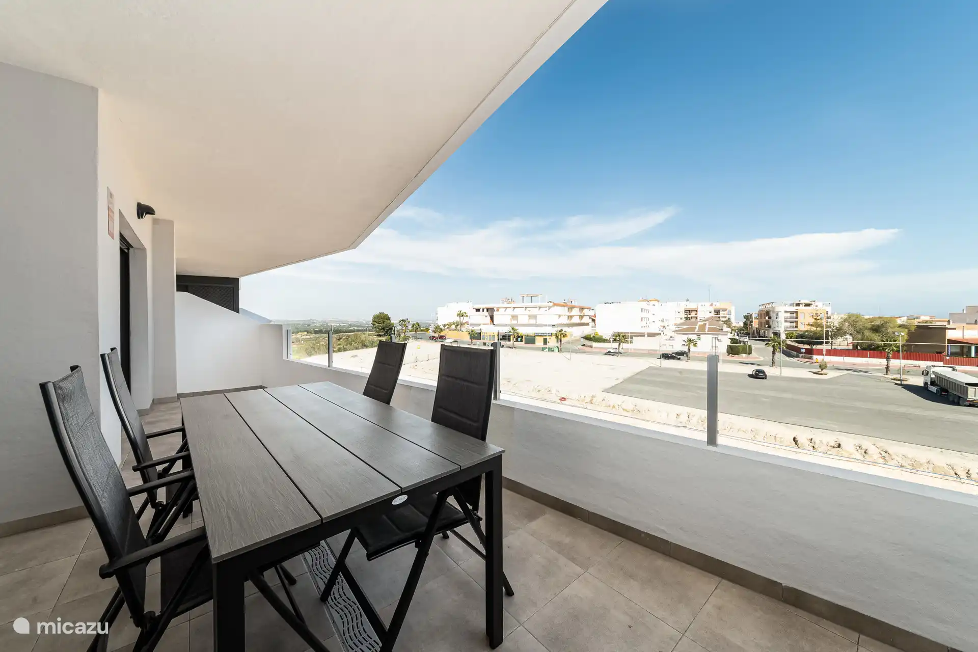 Encantadora terraza con mesa espaciosa y sillas ajustables.