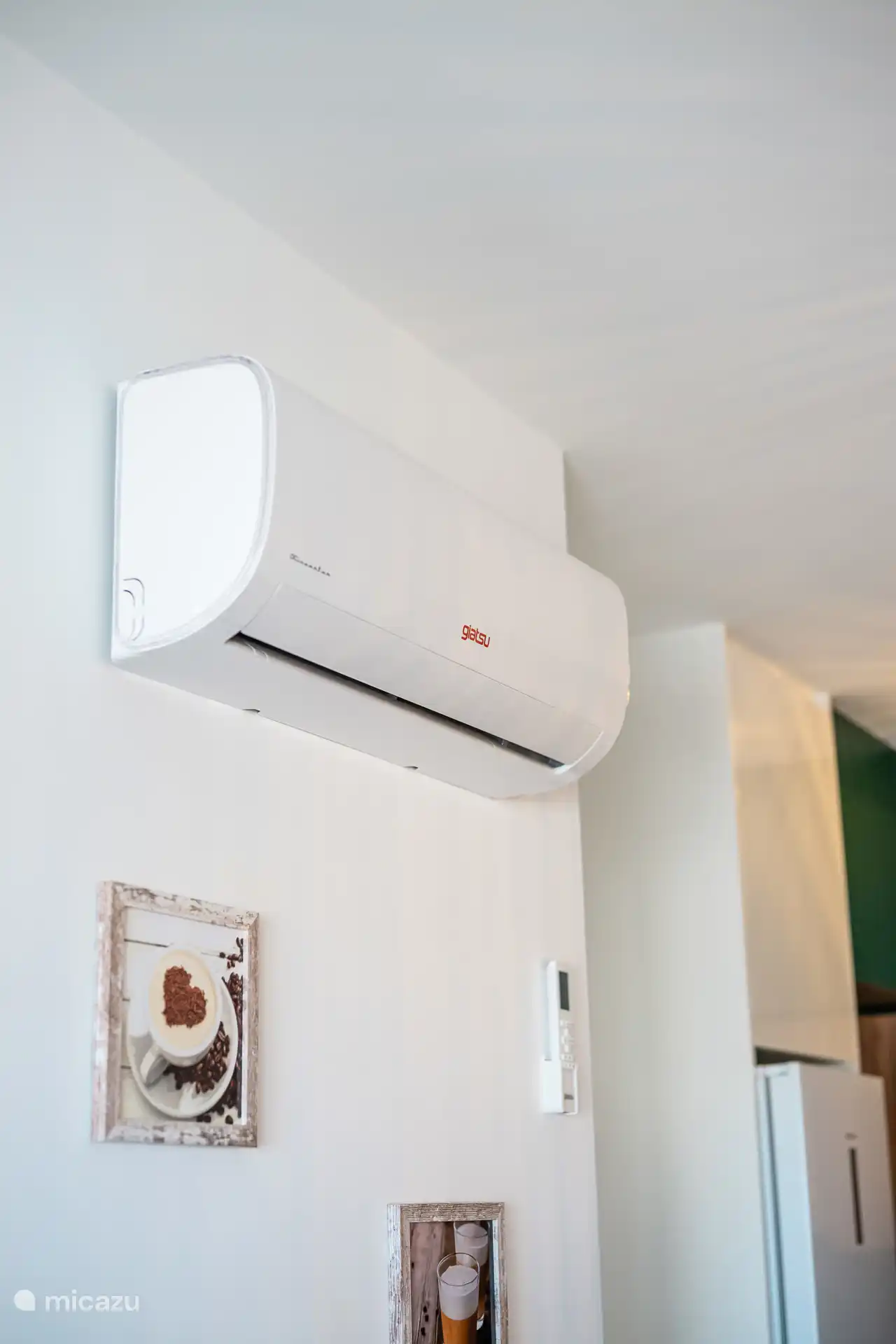 Aire acondicionado para calefacción y refrigeración en el salón y en ambos dormitorios.