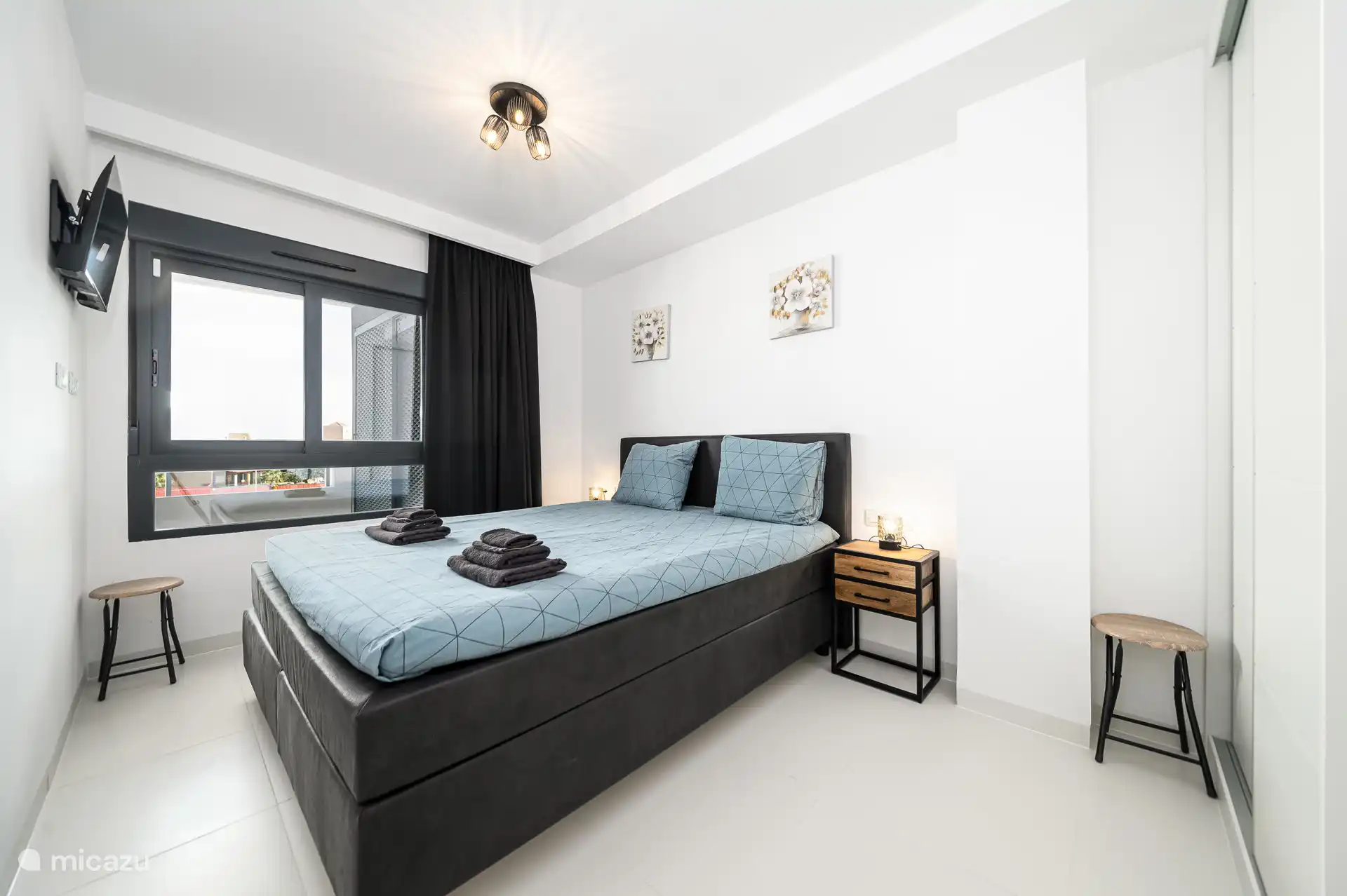 Dormitorio principal de lujo con muelles de 220 x 180 y televisor inteligente con baño privado 