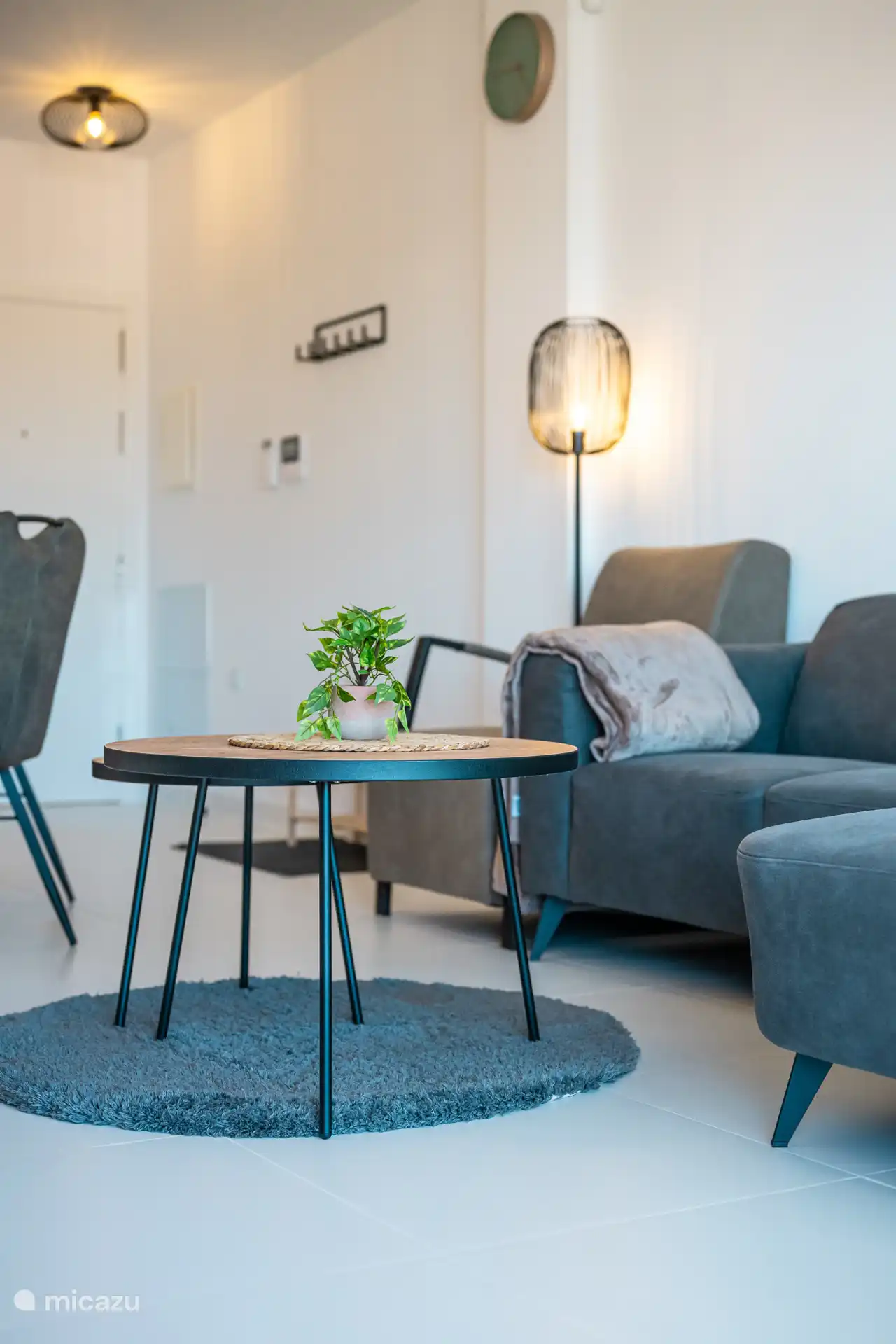 Sofá encantador con sillón y mesas de centro