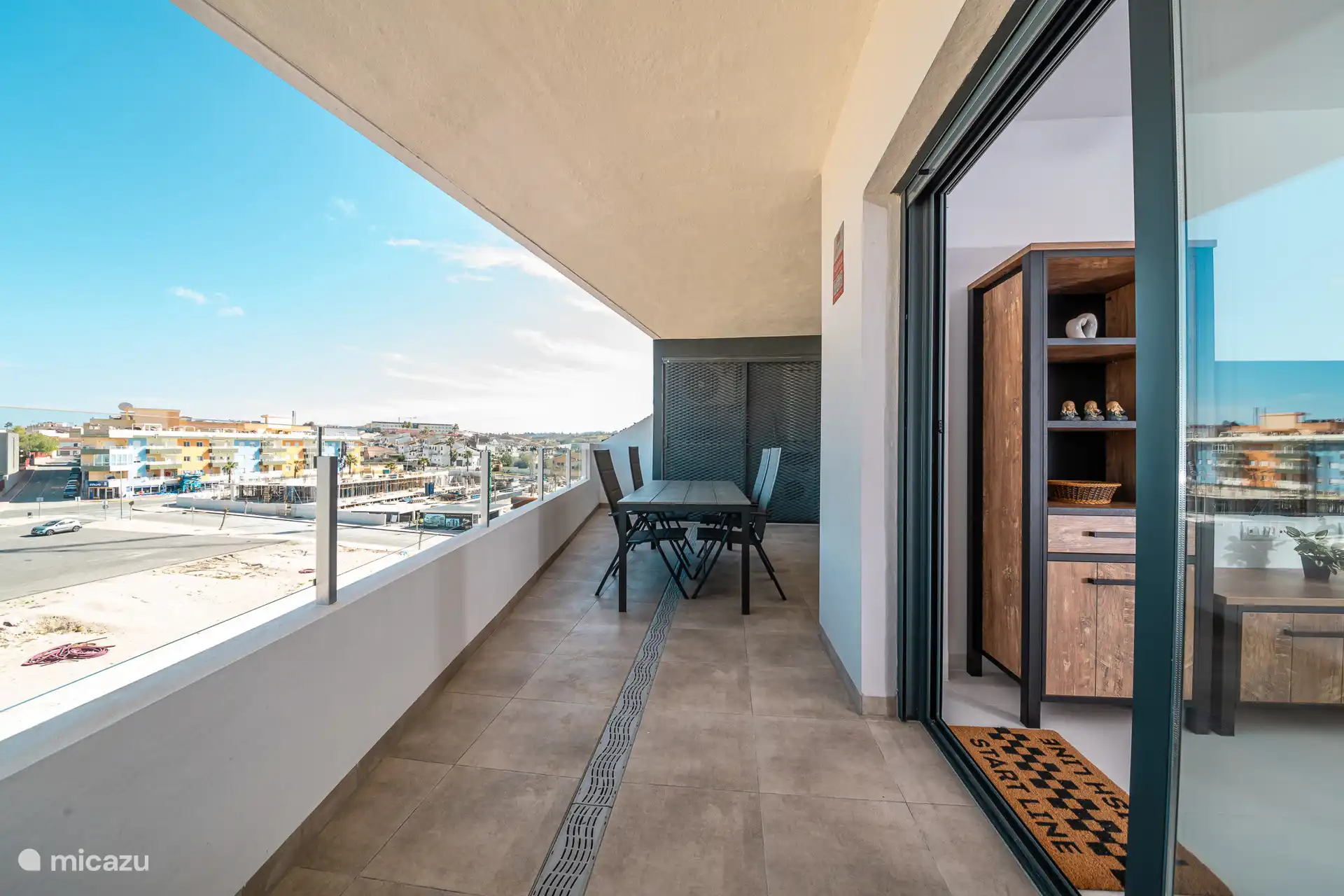 Acceso a través de puertas correderas a la terraza