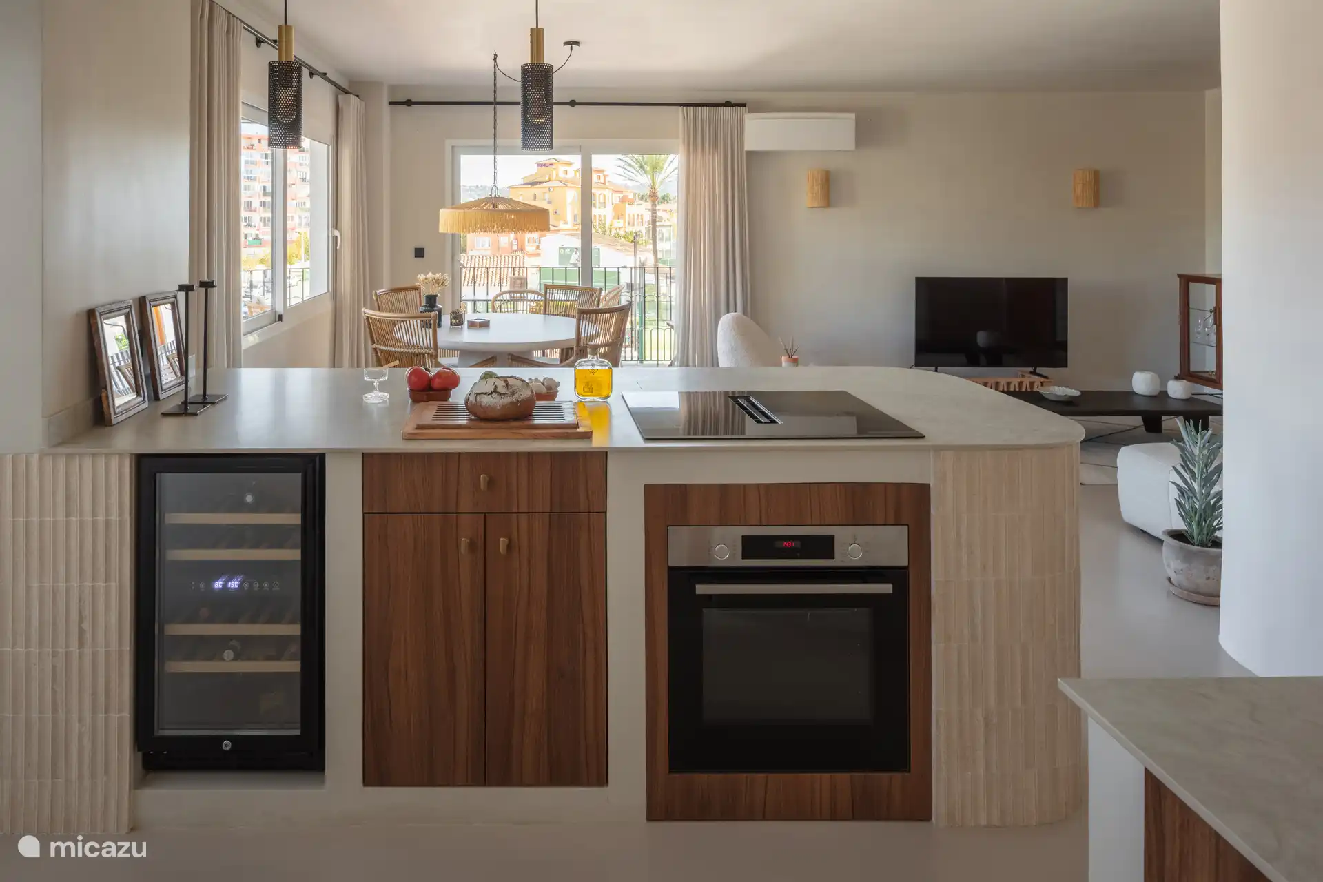 Kookeiland met wijnklimaatkast, oven en 4 pits inductieplaat.