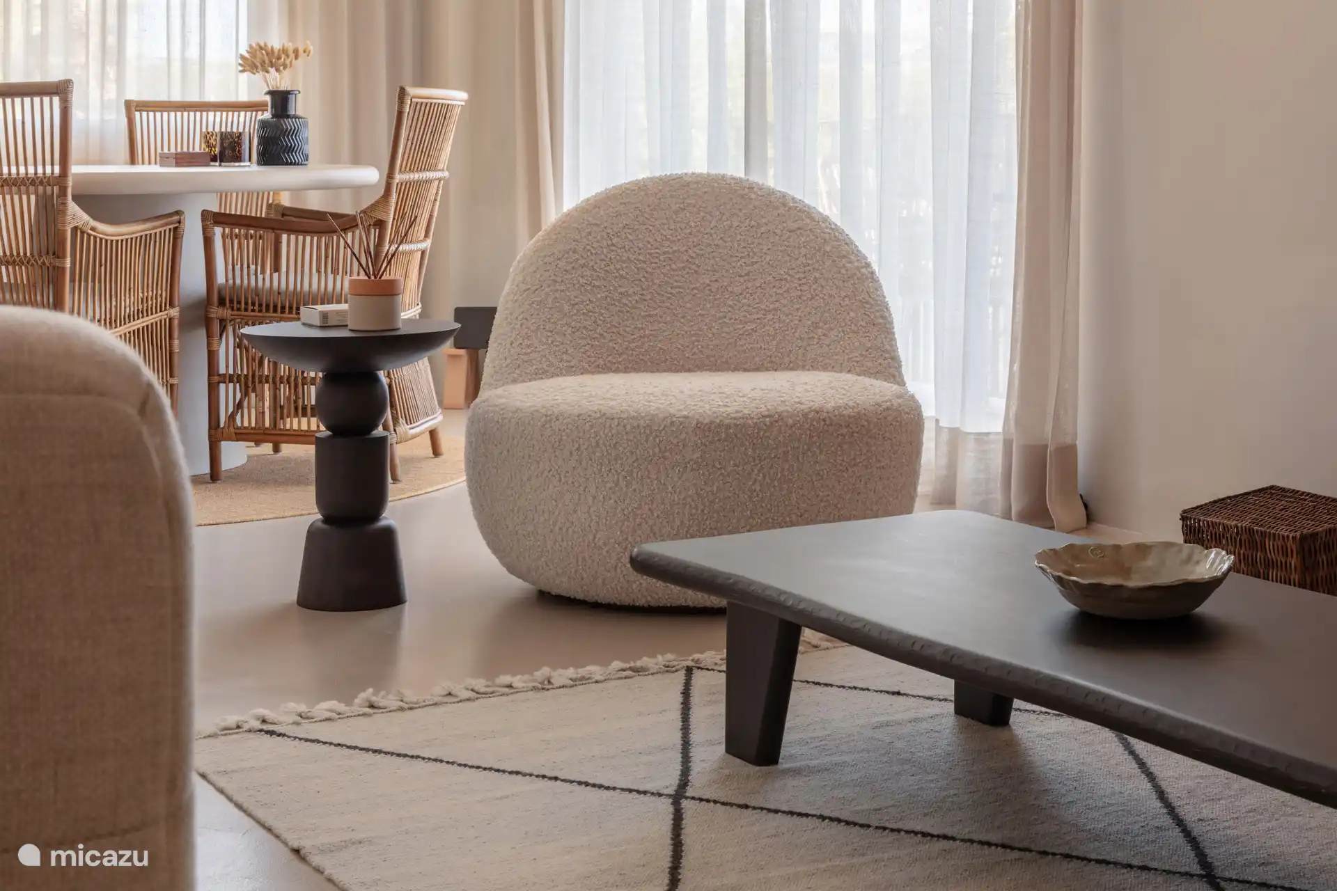 De fauteuil is draaibaar