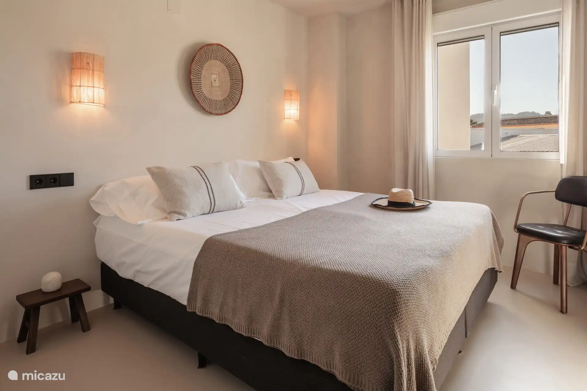 Kingsize bed met boxspring en topper.