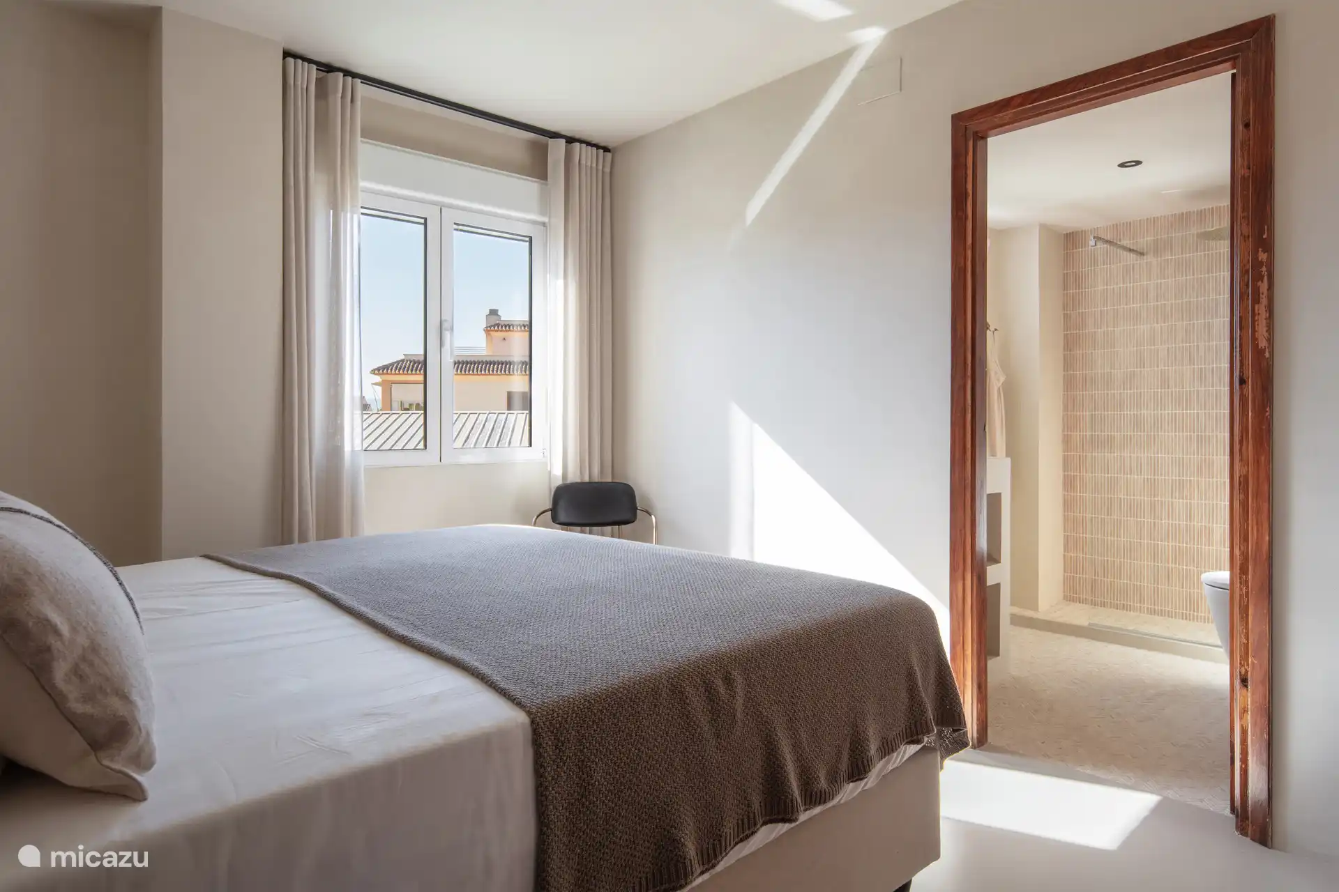 Badkamer met en-suite badkamer
