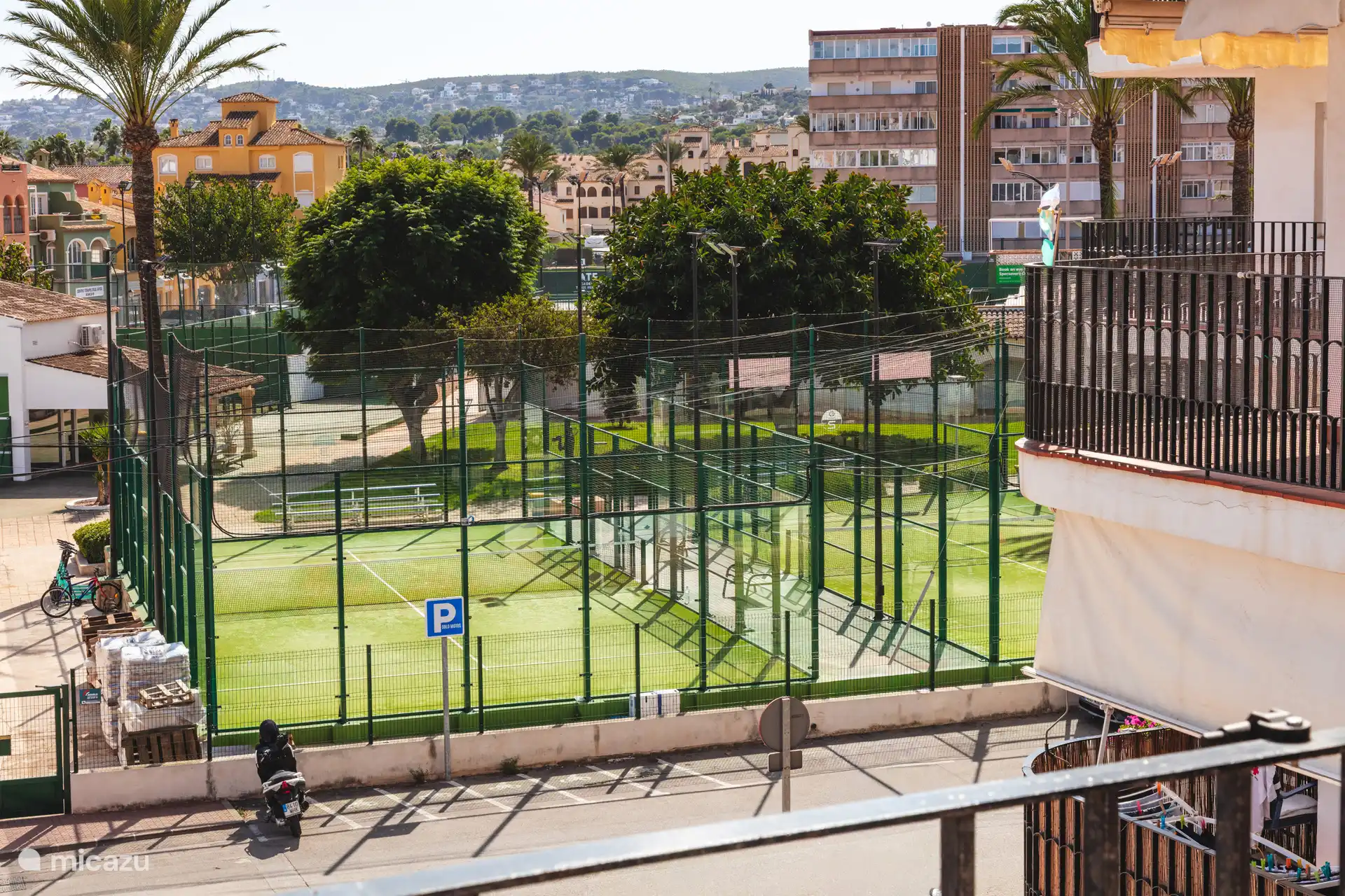 Het balkon geeft uitzicht op Club de Tenis/PAdel, waar de tennisacademy van David Ferrer is gevestigd.