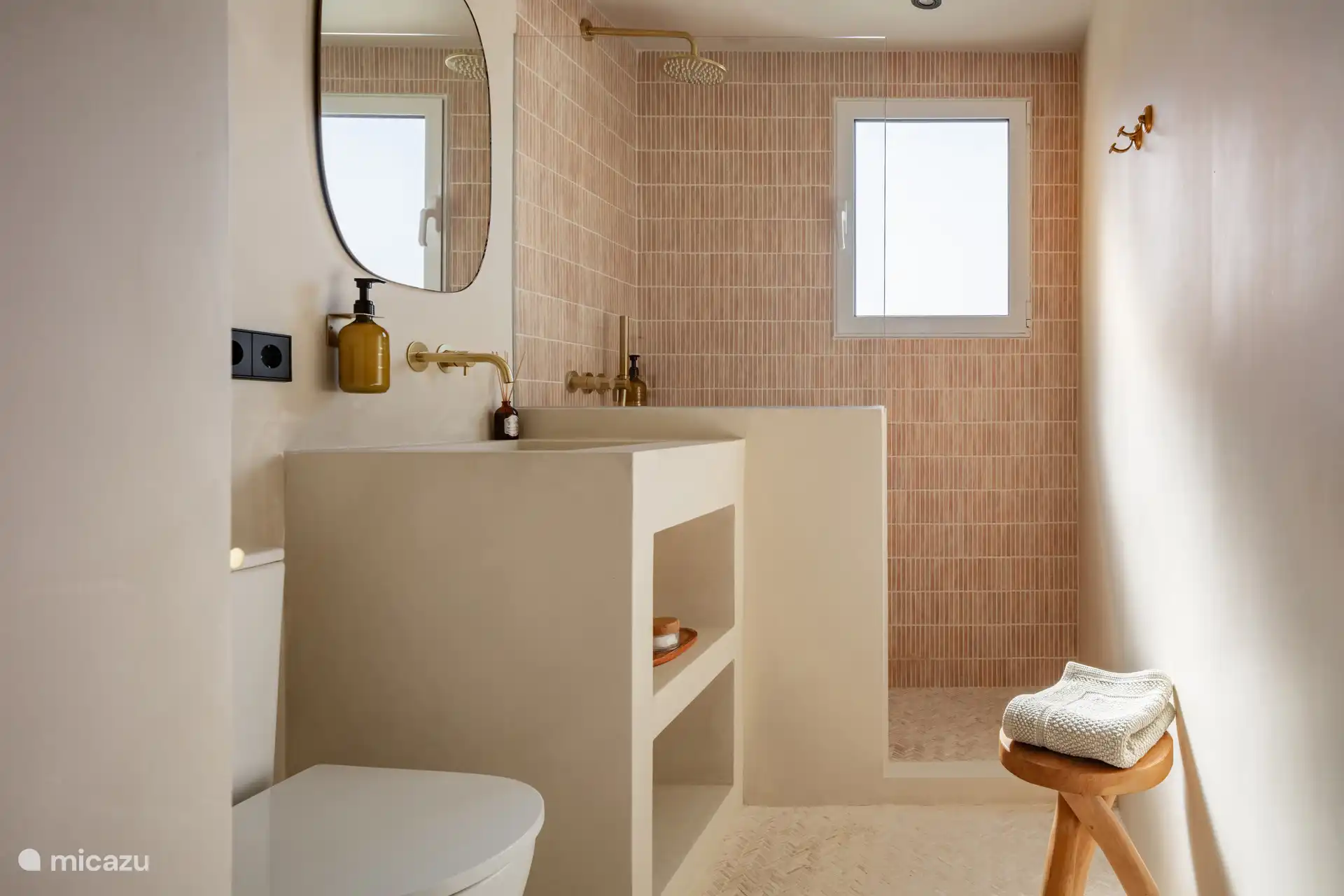 Badkamer met regen- en handdouche