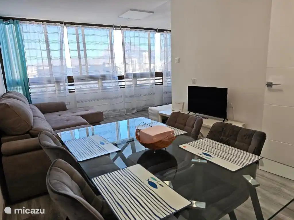 Eettafel en flatscreen-tv