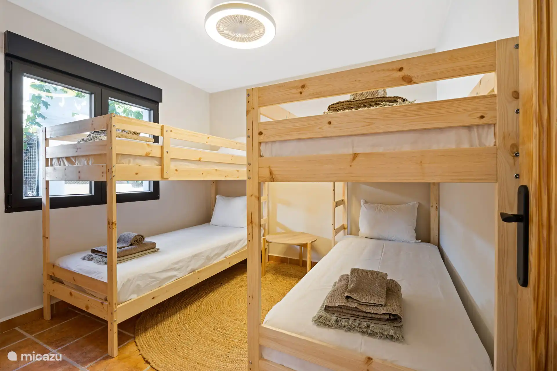 Kinderkamer met stevig houten stapelbed  de kids hebben hun eigen plekje, dicht bij de rest van het gezin