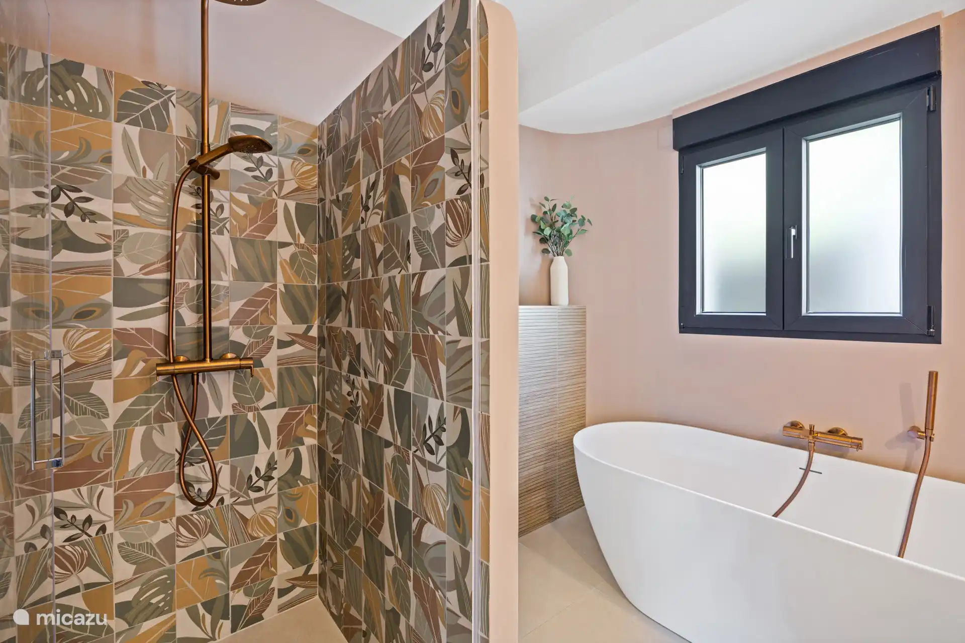 Inloopdouche met sfeervolle tegels en gouden regendouche een badkamer die aanvoelt als een kleine spa