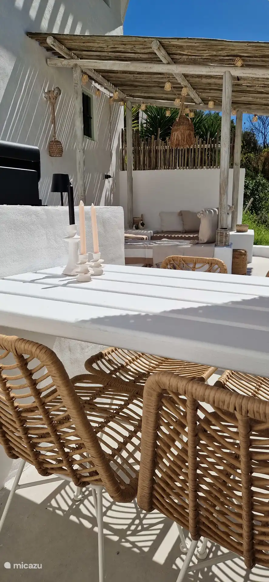 Terras met bbq, eettafel en lounch hoek