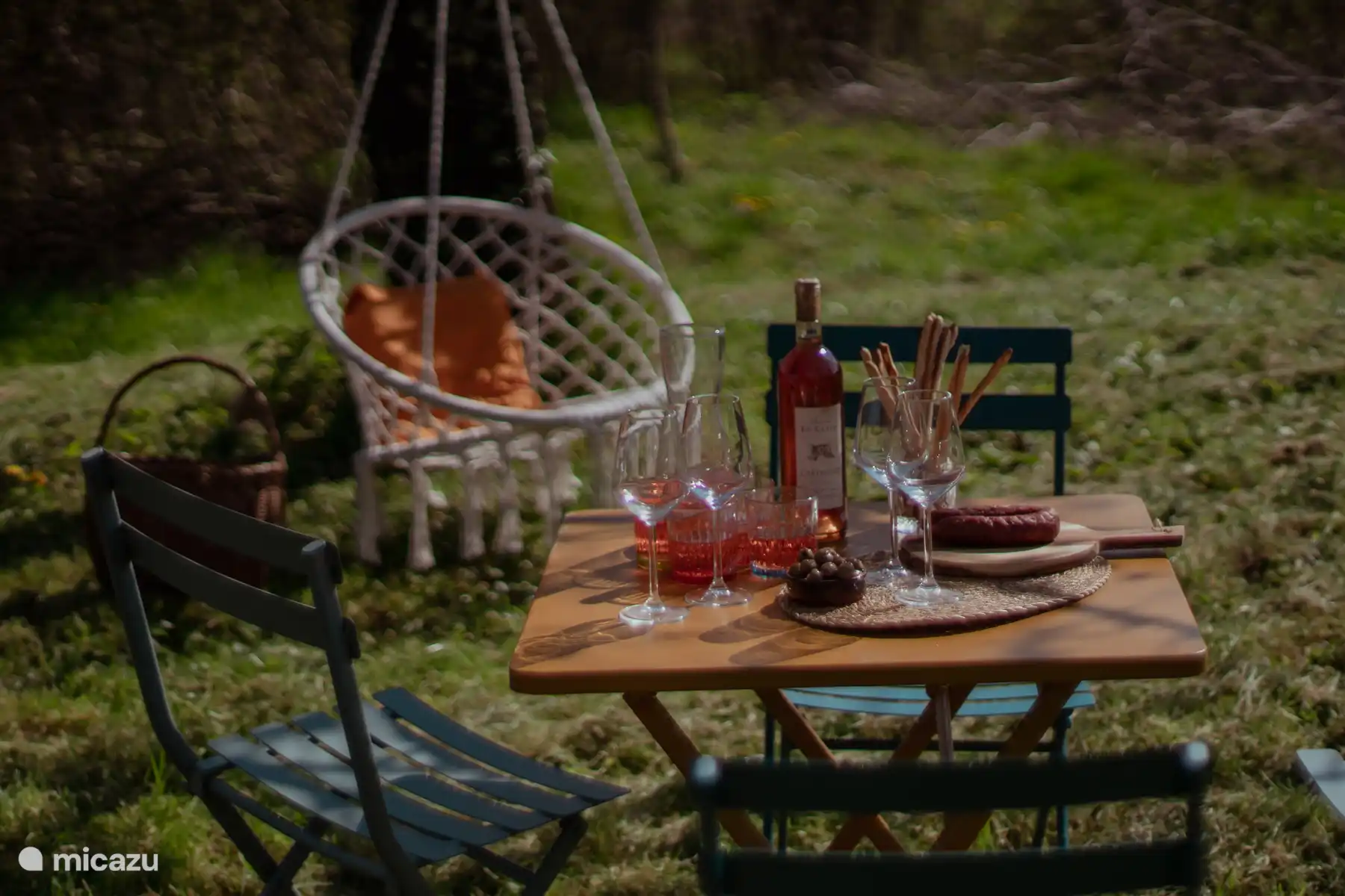 Zona de aperitivos en el jardín